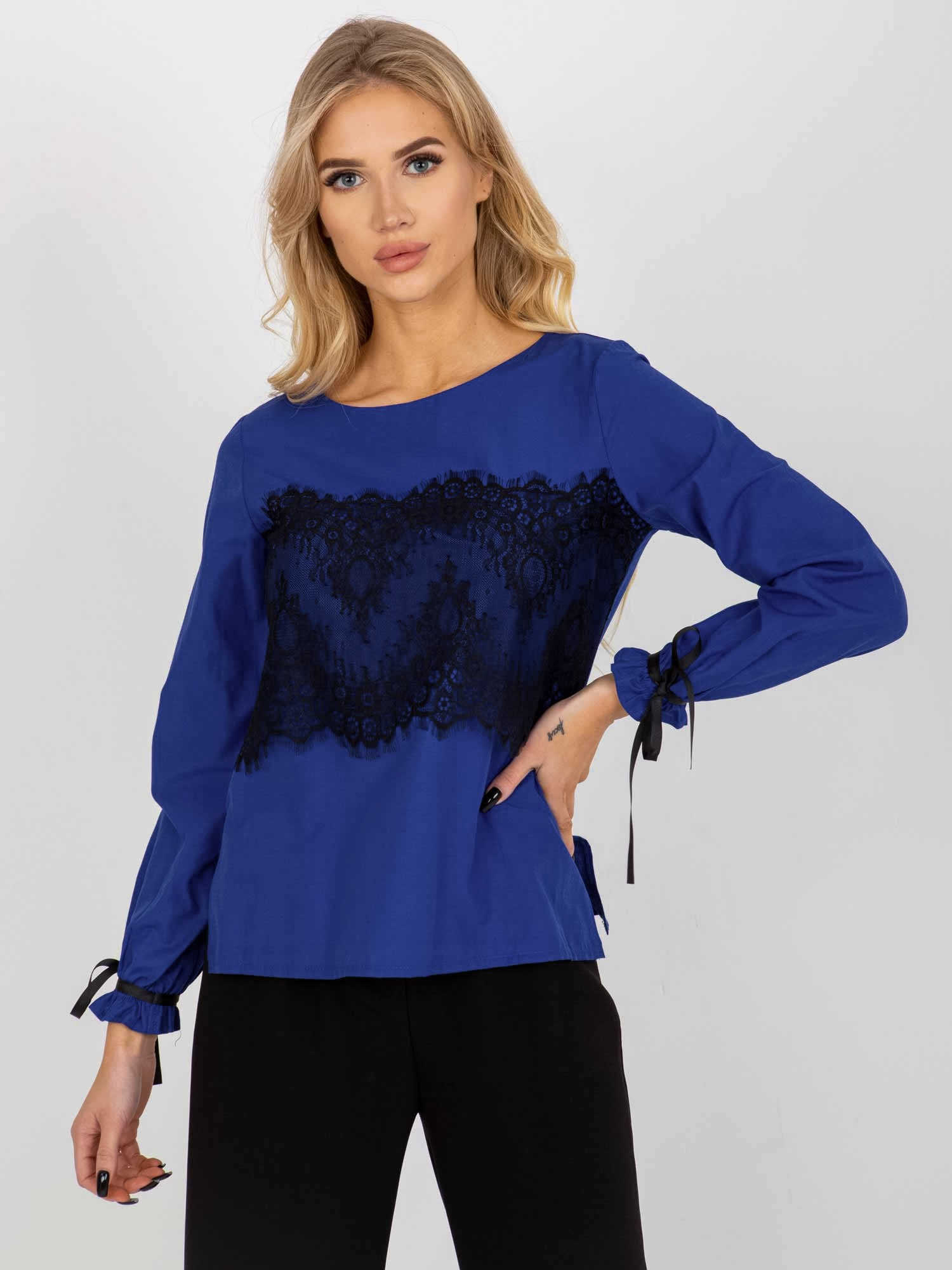 Tmavomodrá blúzka s čipkou a viazaním -LK-BZ-506877.15X-dark blue Veľkosť: 36