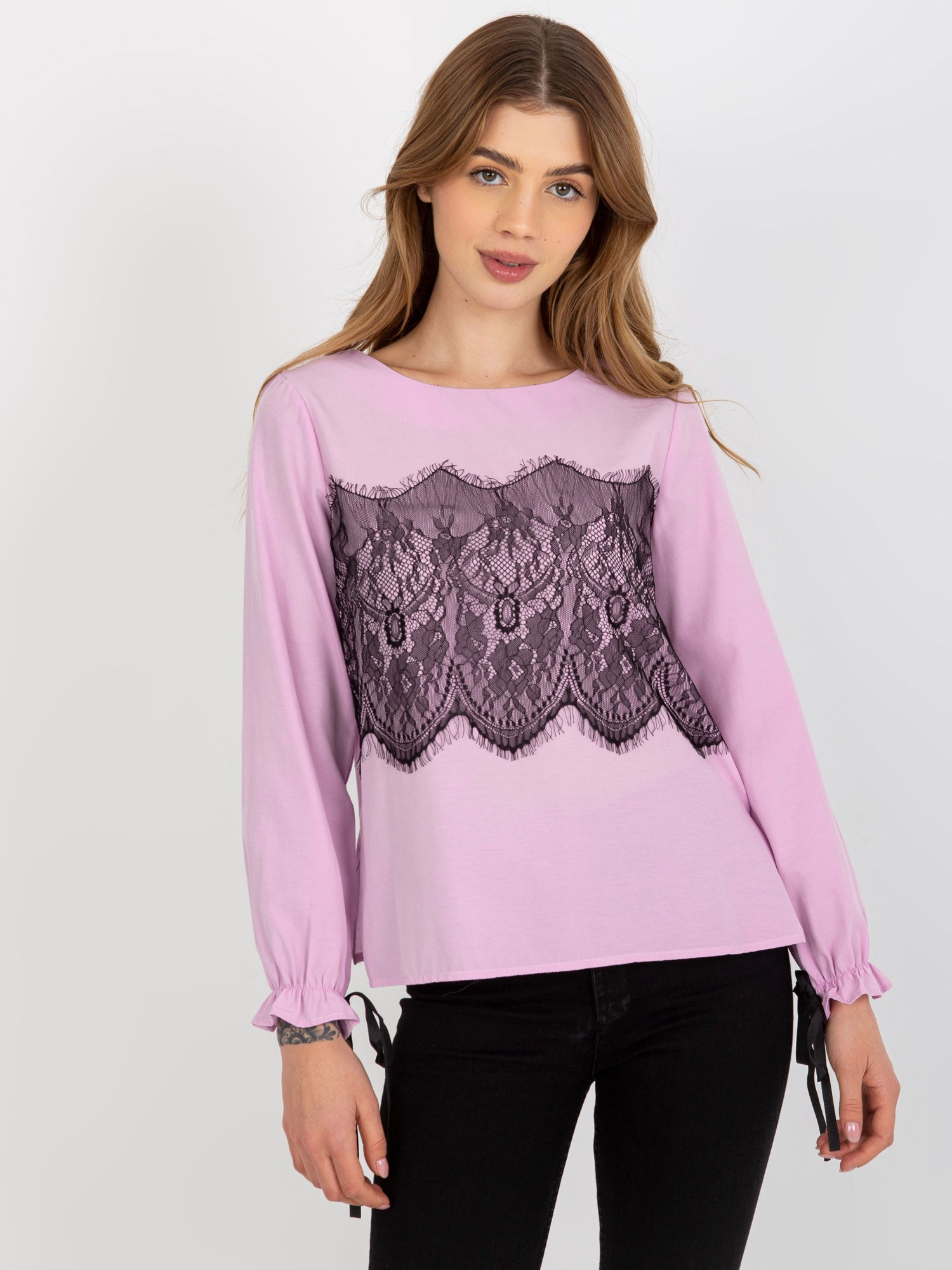 Svetlofialová blúzka s čipkou a viazaním -LK-BZ-506877-2.01P-light violet Veľkosť: 42