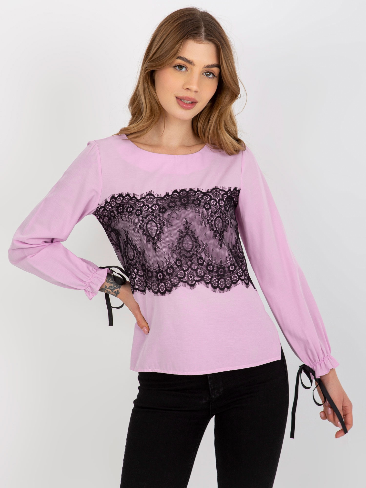 Lila blúzka s čipkou a viazaním -LK-BZ-506877.15X-lilac Veľkosť: 42