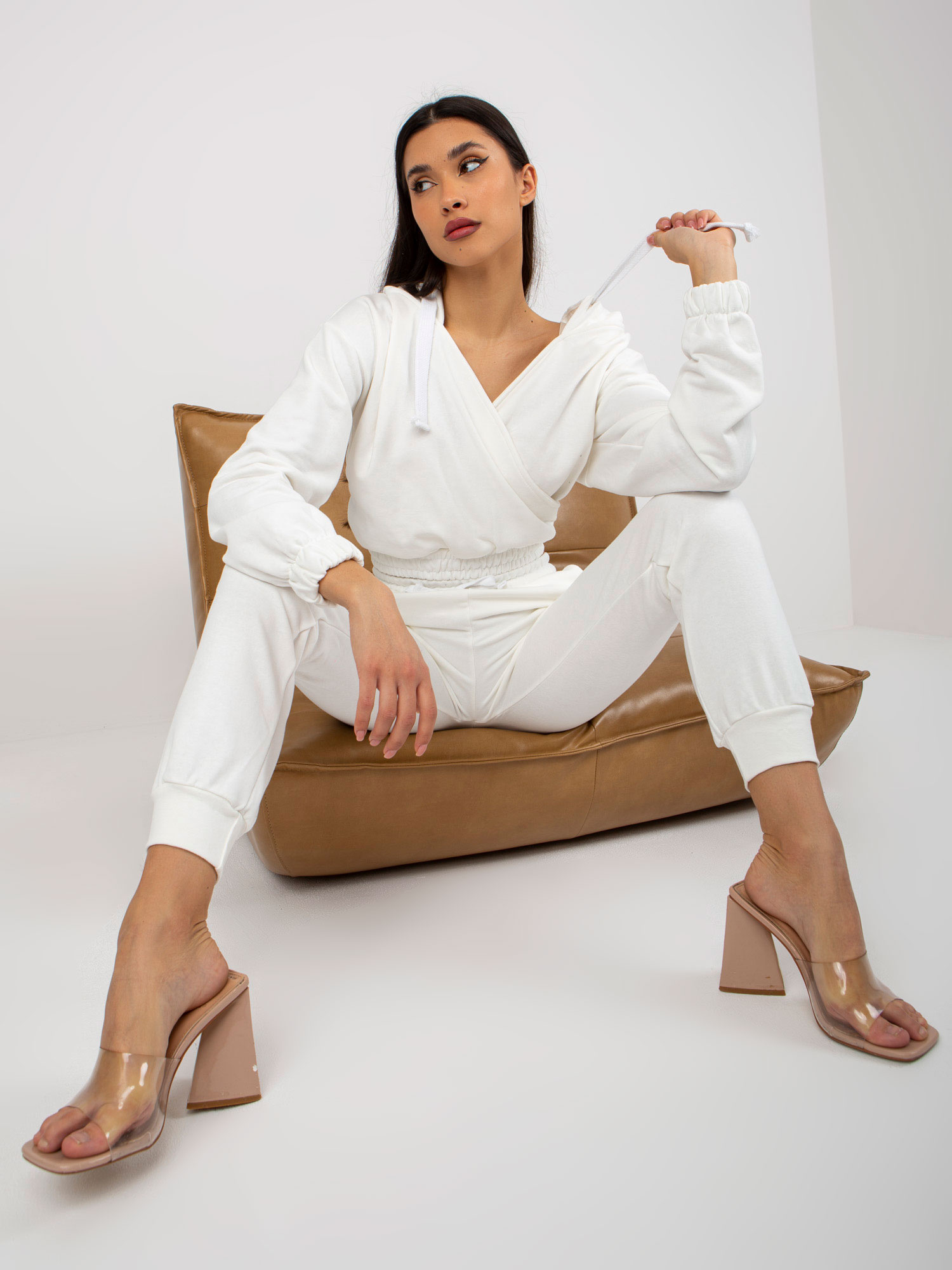 Smotanový teplákový komplet s crop mikinou -EM-KMPL-747.06P-ecru Veľkosť: ONE SIZE