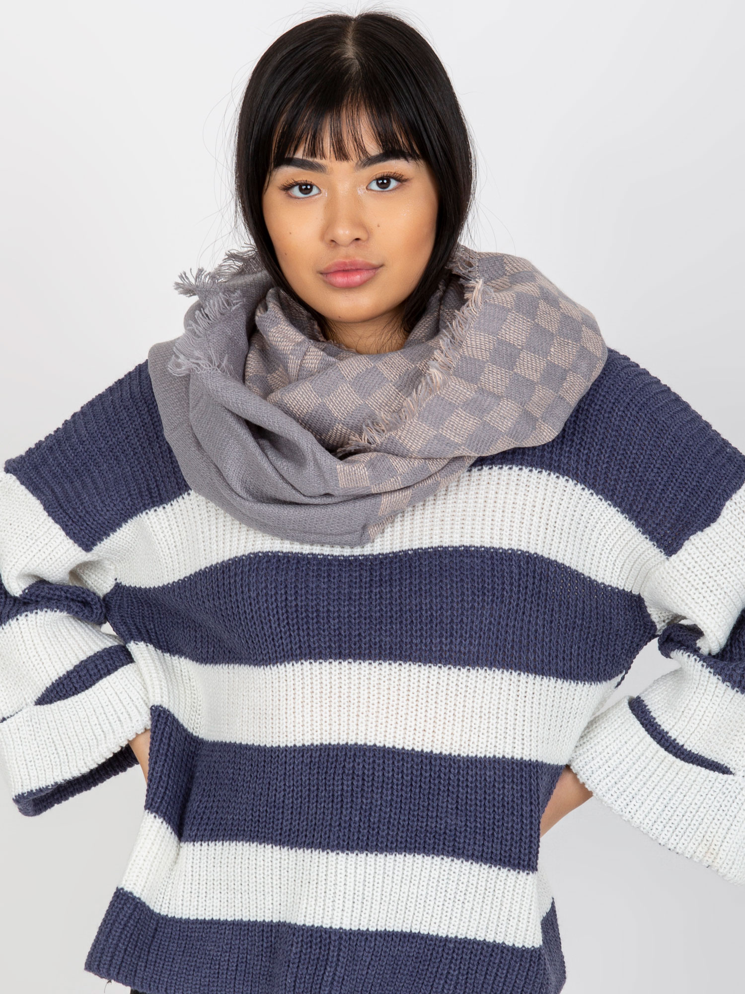 Sivo-ružový kockovaný šál AT-KM-9501.10-grey-pink Veľkosť: ONE SIZE