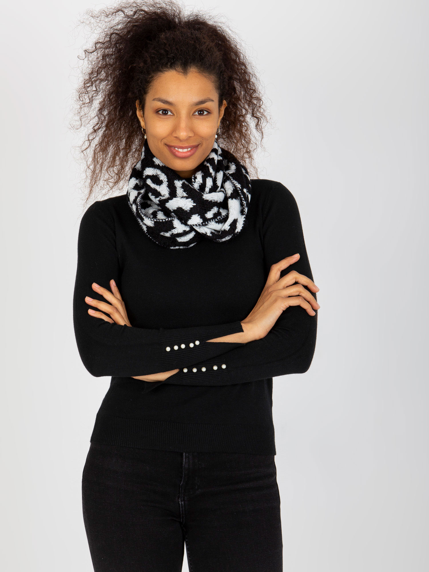 Bielo-čierný komínový šál so vzorom AT-KM-ENEC-B63-1.44P-white black Veľkosť: ONE SIZE