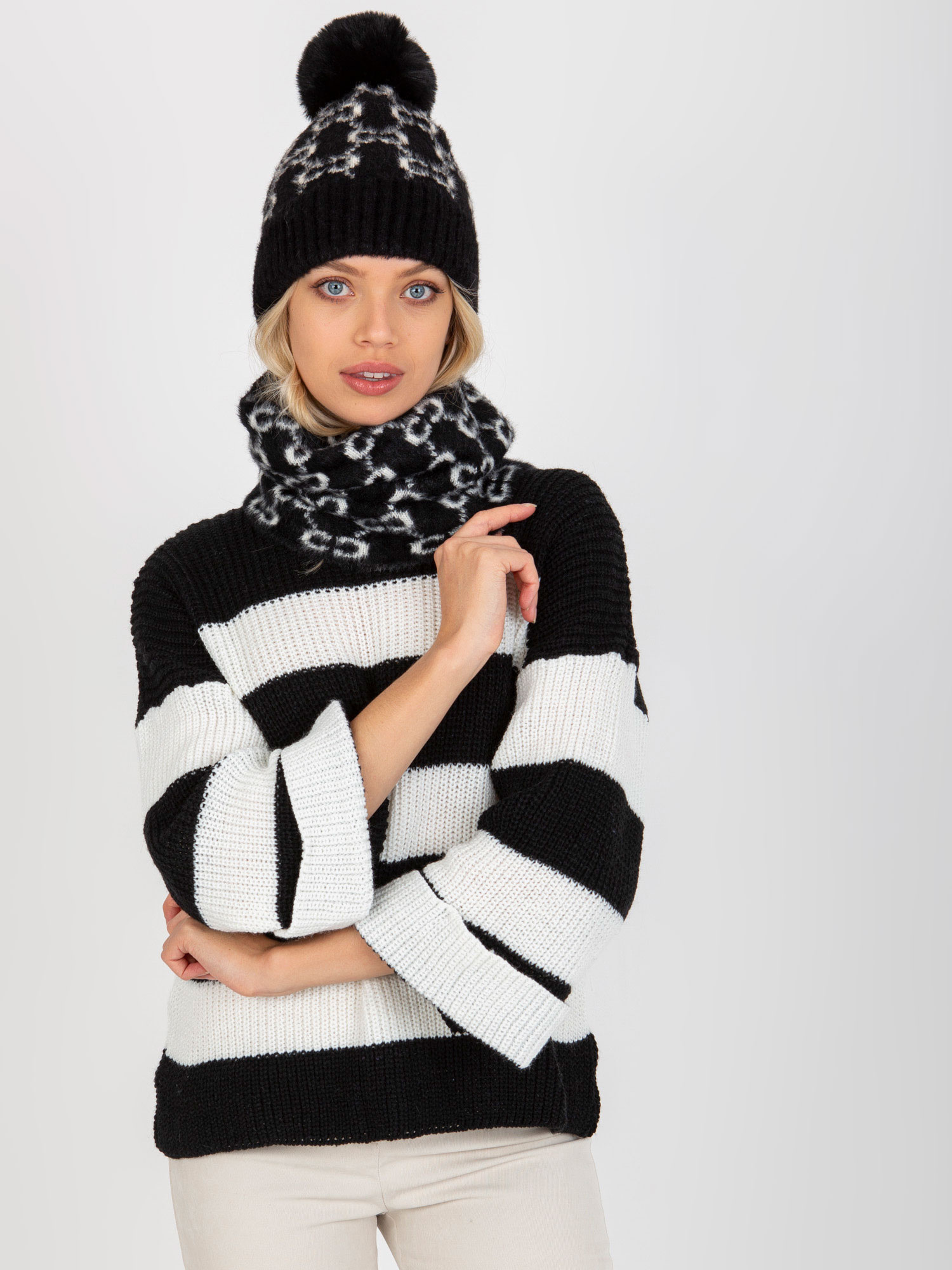 Bielo-čierny šál so vzormi AT-KM-CM-333.33P-white-black Veľkosť: ONE SIZE