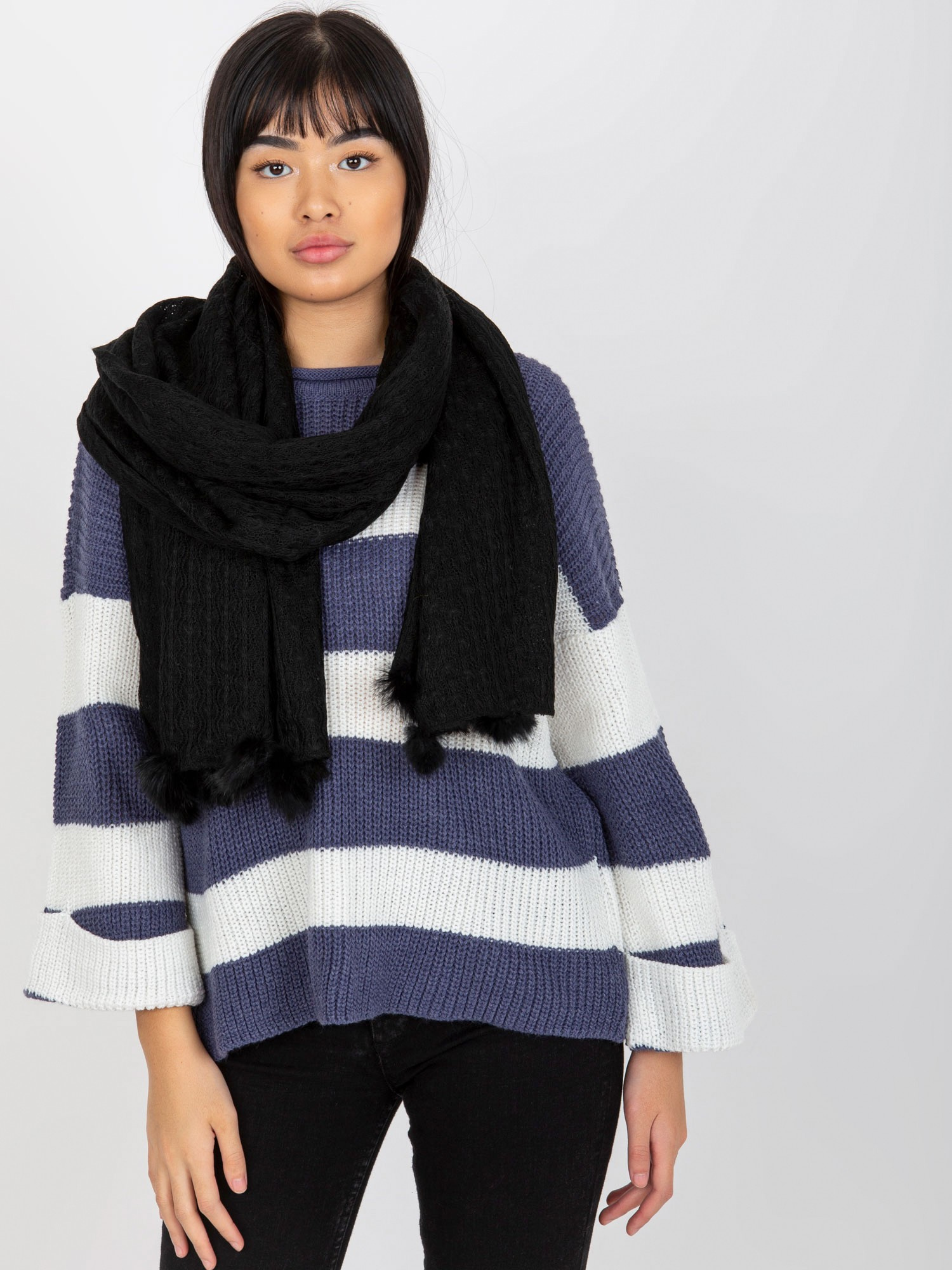 Čierny šál s brmbolcami AT-SZ-E-318.57P-black Veľkosť: ONE SIZE