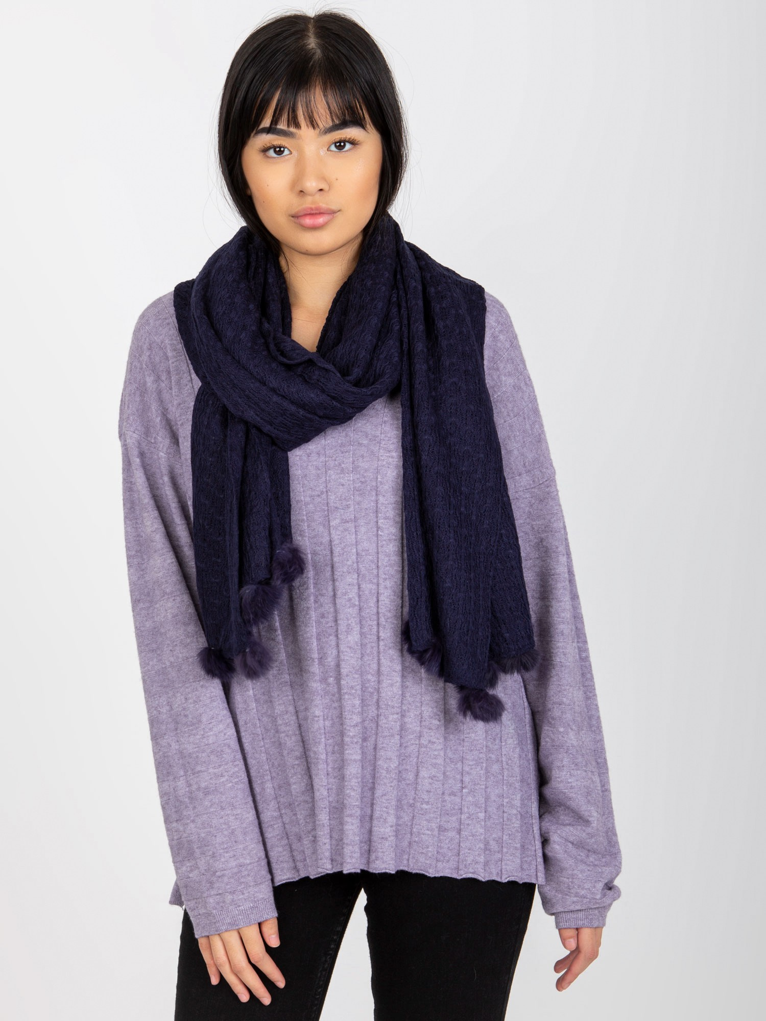 Tmavomodrý šál s brmbolcami AT-SZ-E-318.57P-dark blue Veľkosť: ONE SIZE