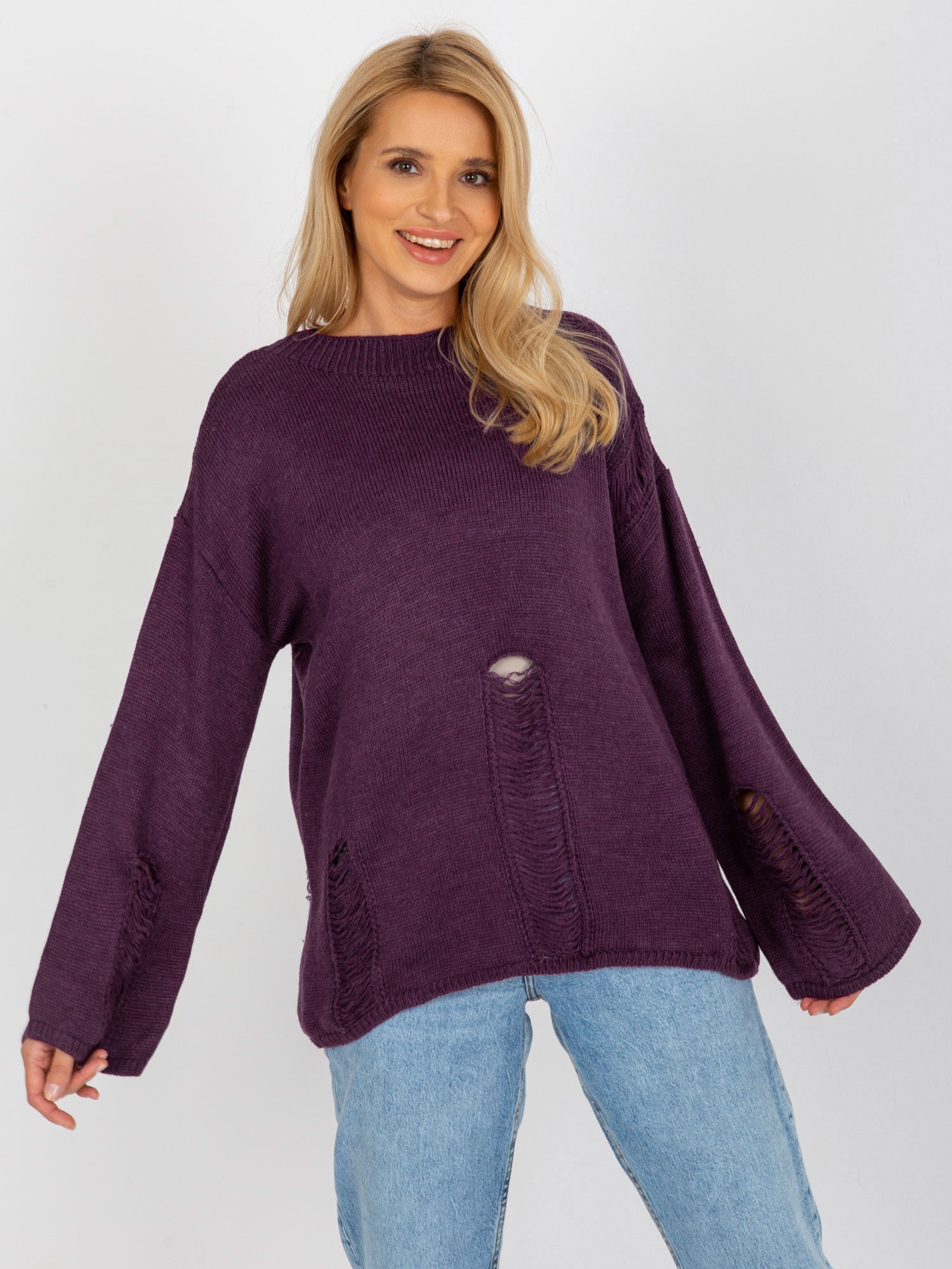 Tmavofialový sveter so širokými rukávmi a dierami BA-SW-8043.03-dark violet Veľkosť: ONE SIZE