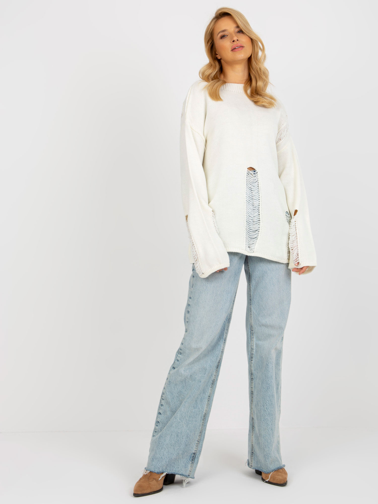 Smotanový sveter so širokými rukávmi a dierami BA-SW-8043.03-ecru Veľkosť: ONE SIZE