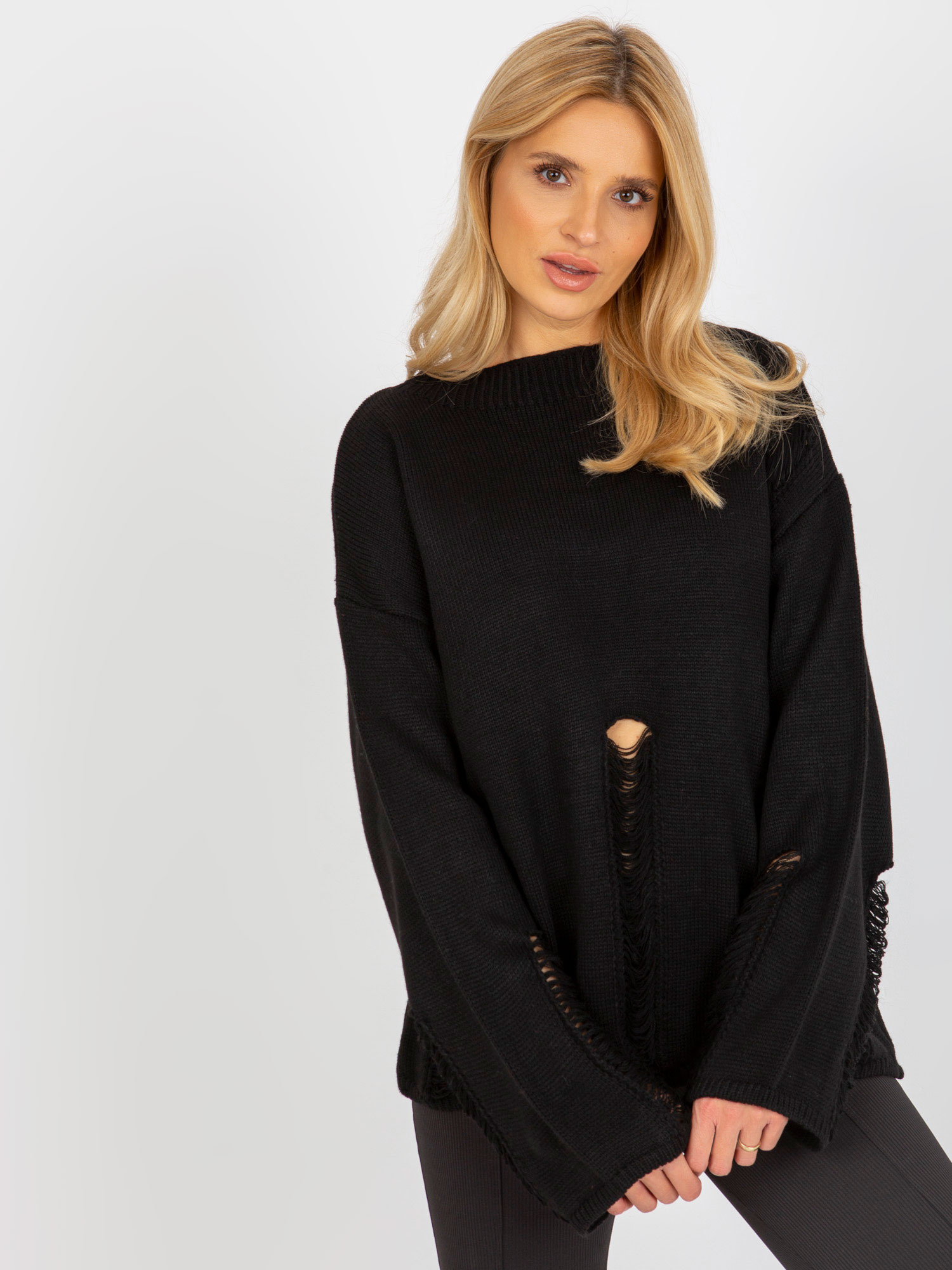 Čierny sveter so širokými rukávmi a dierami BA-SW-8043.03-black Veľkosť: ONE SIZE