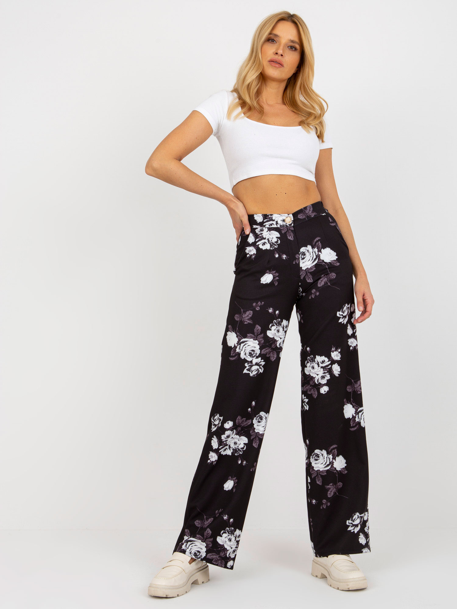 Čierne látkové kvetinové nohavice LK-SP-508919.87P-black Veľkosť: 36