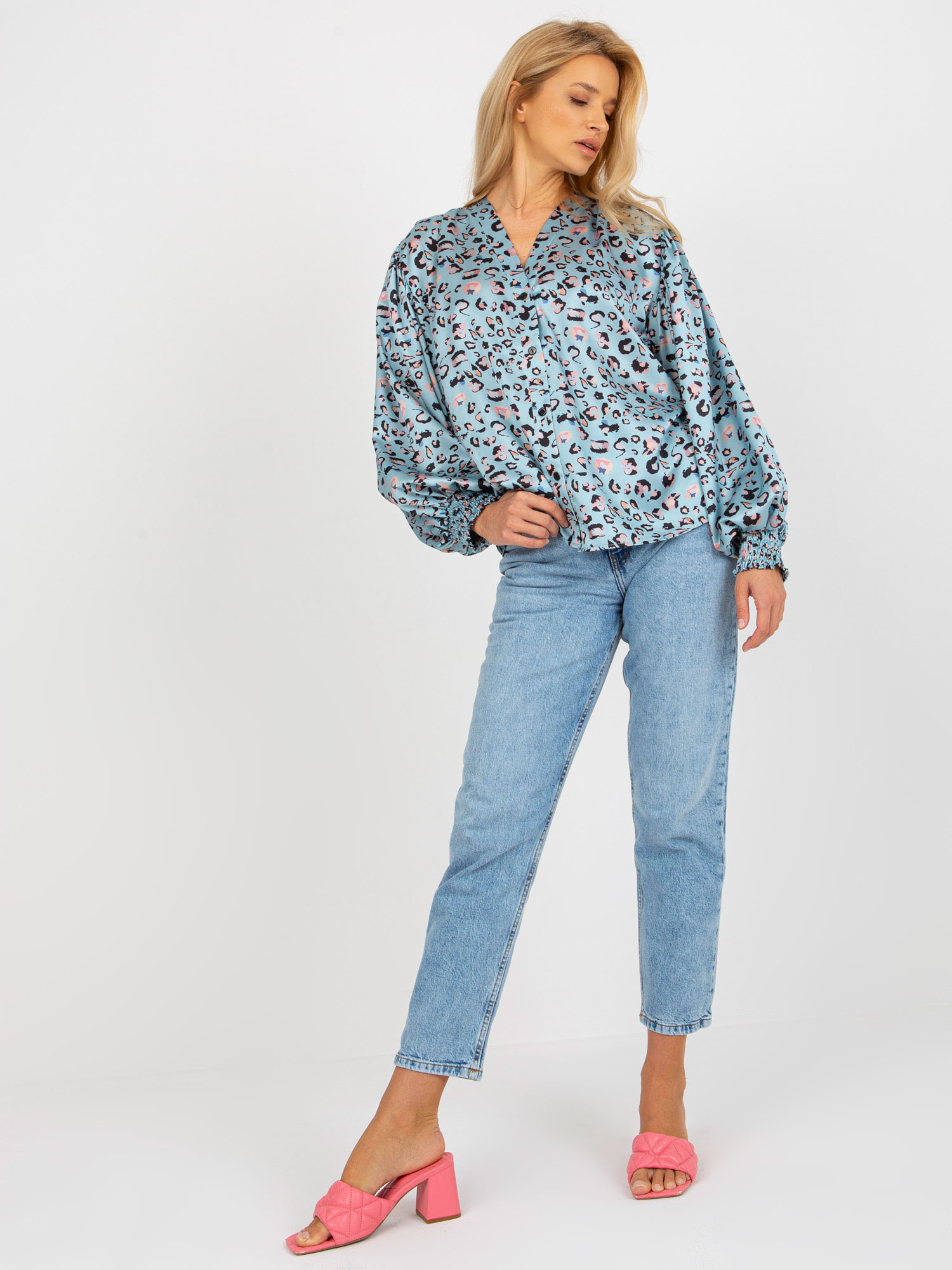 Čierno-modrá saténová košeľa so vzorom a širokými rukávmi LK-KS-509017-2.78-black-blue Veľkosť: L/XL