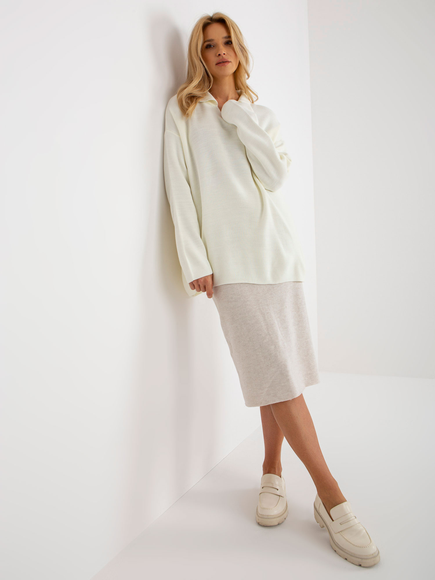 Smotanový jednofarebný voľný sveter LC-SW-2261.00P-ecru Veľkosť: ONE SIZE