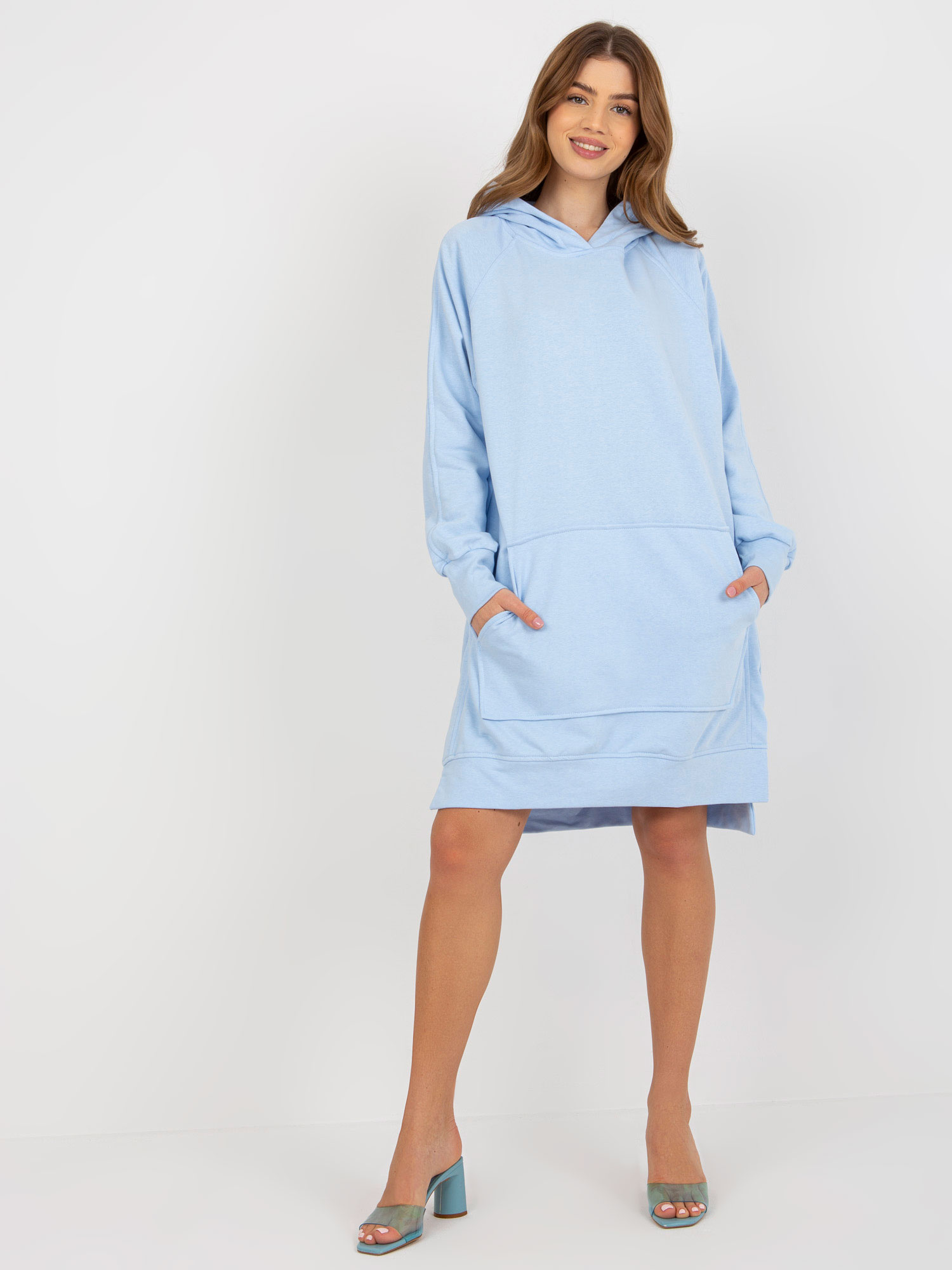 Svetlomodré dlhé mikinové šaty s kapucňou EM-BL-738.07X-light blue Veľkosť: ONE SIZE