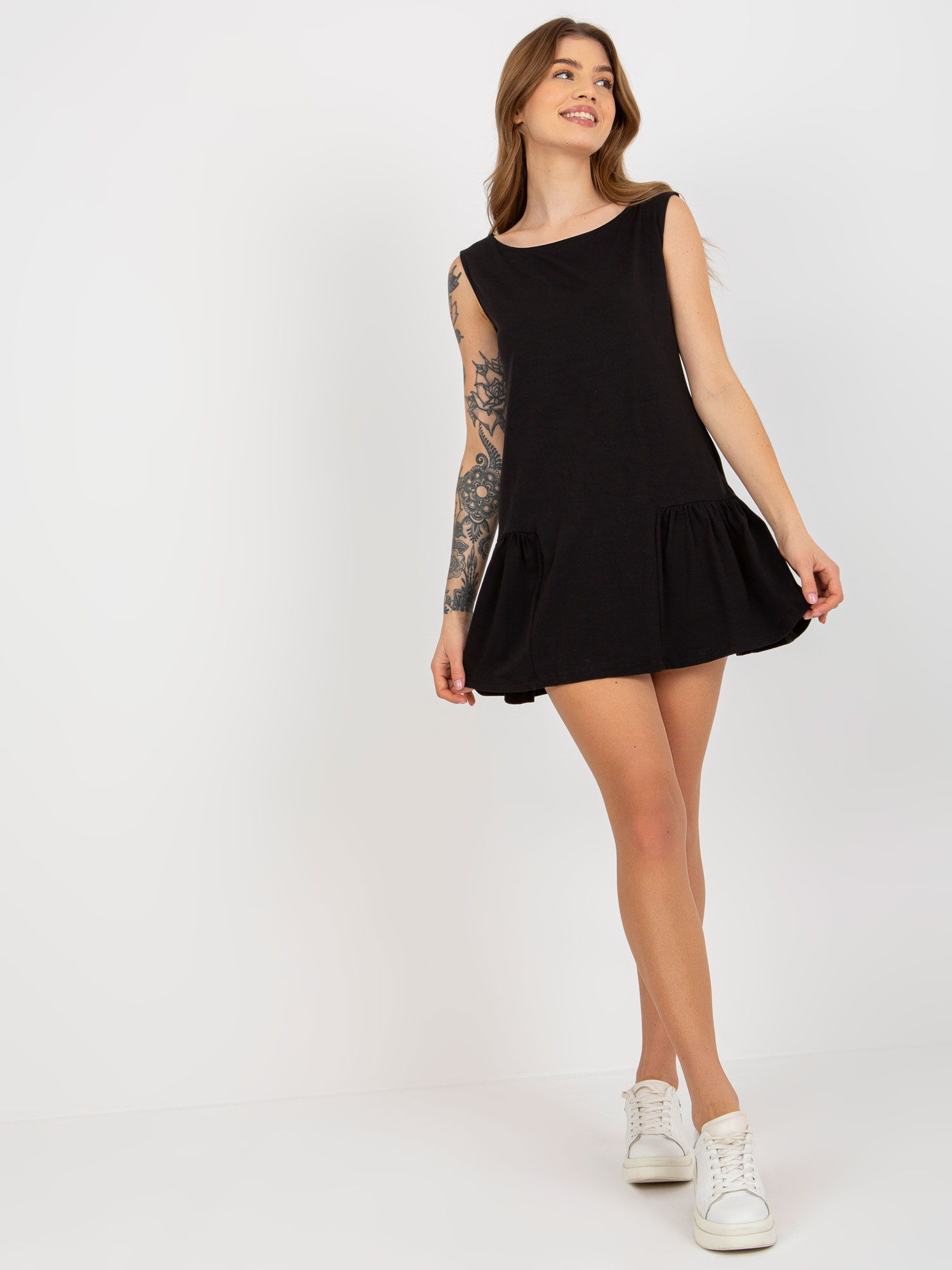 Čierne jednofarebné mini šaty s volánmi EM-TU-HS-20-282.38P-black Veľkosť: S