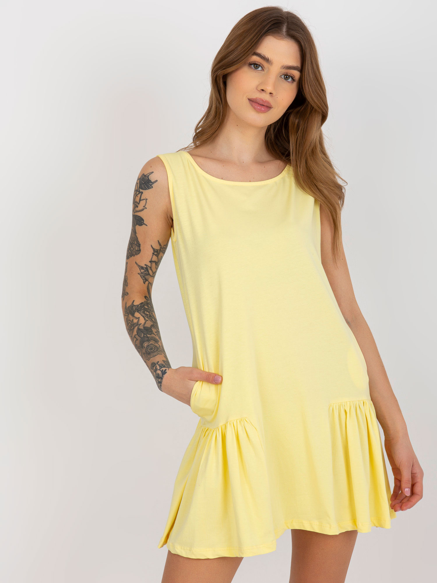 Svetložlté jednofarebné mini šaty s volánmi EM-TU-HS-20-282.38P-light yellow Veľkosť: S
