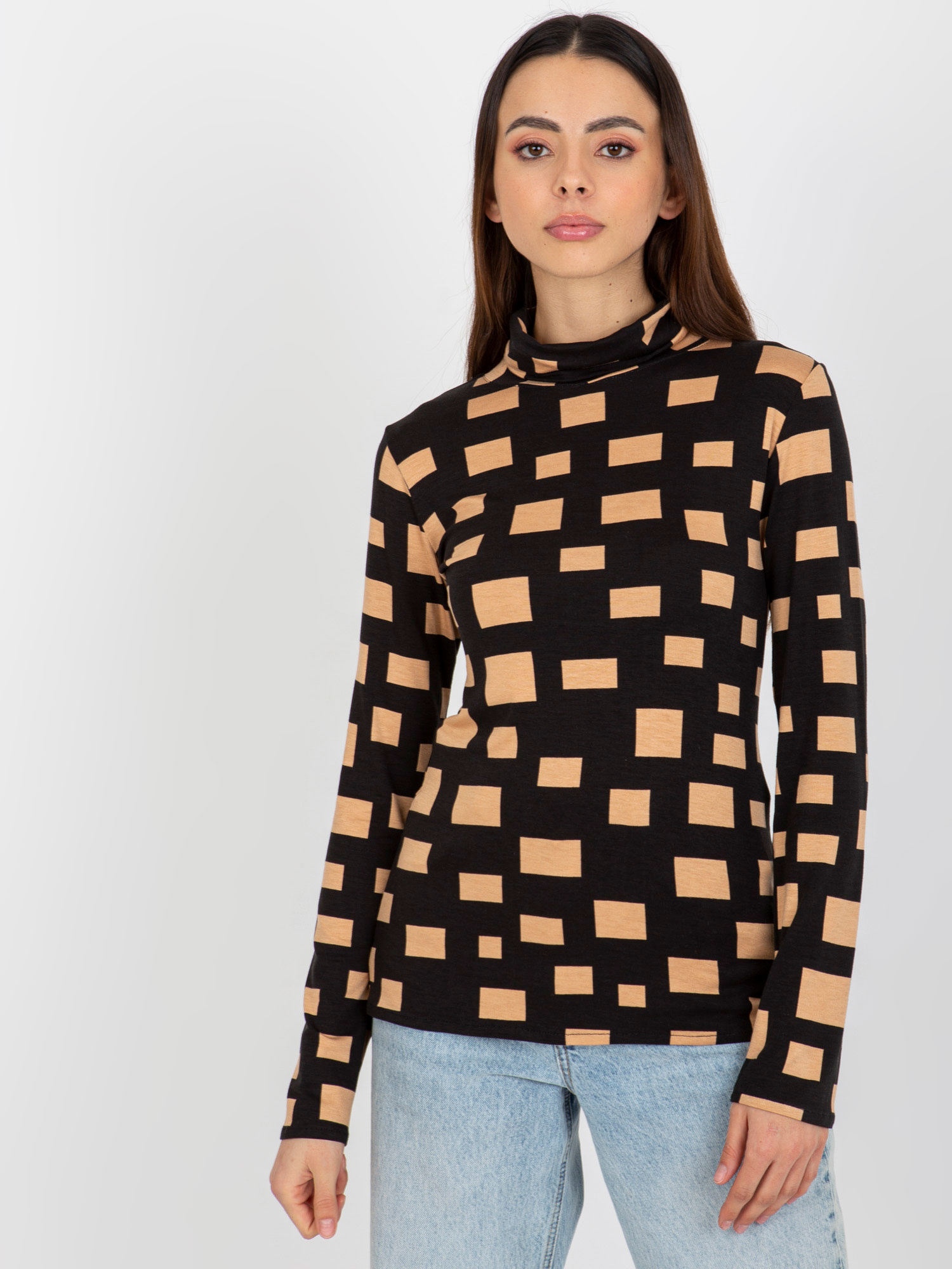 Čierna roláková blúzka so vzorom LK-BZ-509197.53P-black Veľkosť: S/M