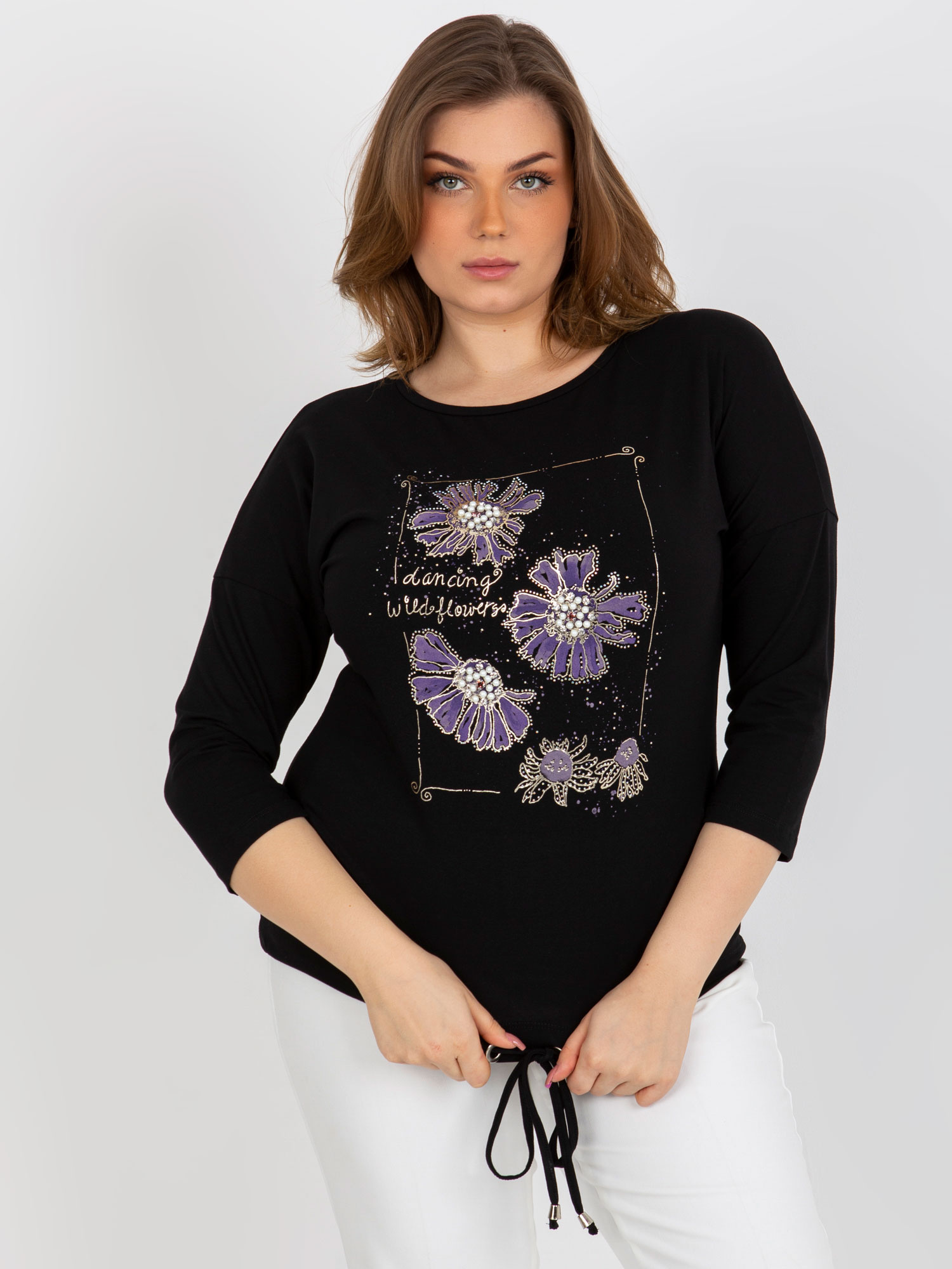 Čierna blúzka s kvetinovým nápisom RV-BZ-8457.47P-black Veľkosť: ONE SIZE