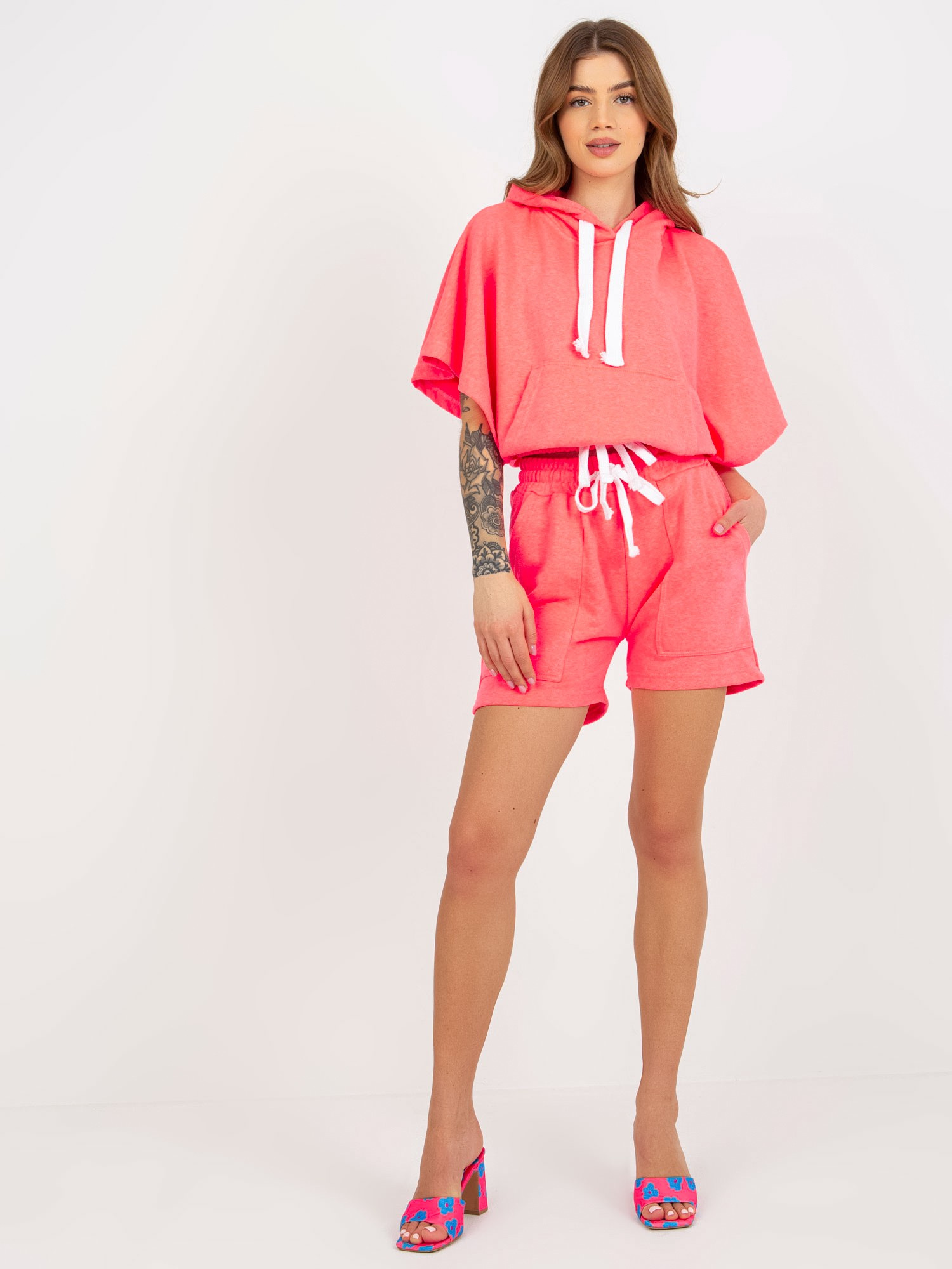 Neónovo-ružový dámsky krátky komplet kraťasov a mikiny EM-KMPL-744.88P-fluo pink Veľkosť: ONE SIZE