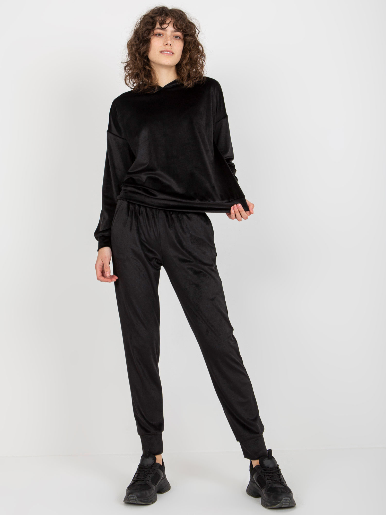 Čierna velúrová tepláková súprava LK-KMPL-509149.10X-black Veľkosť: S/M