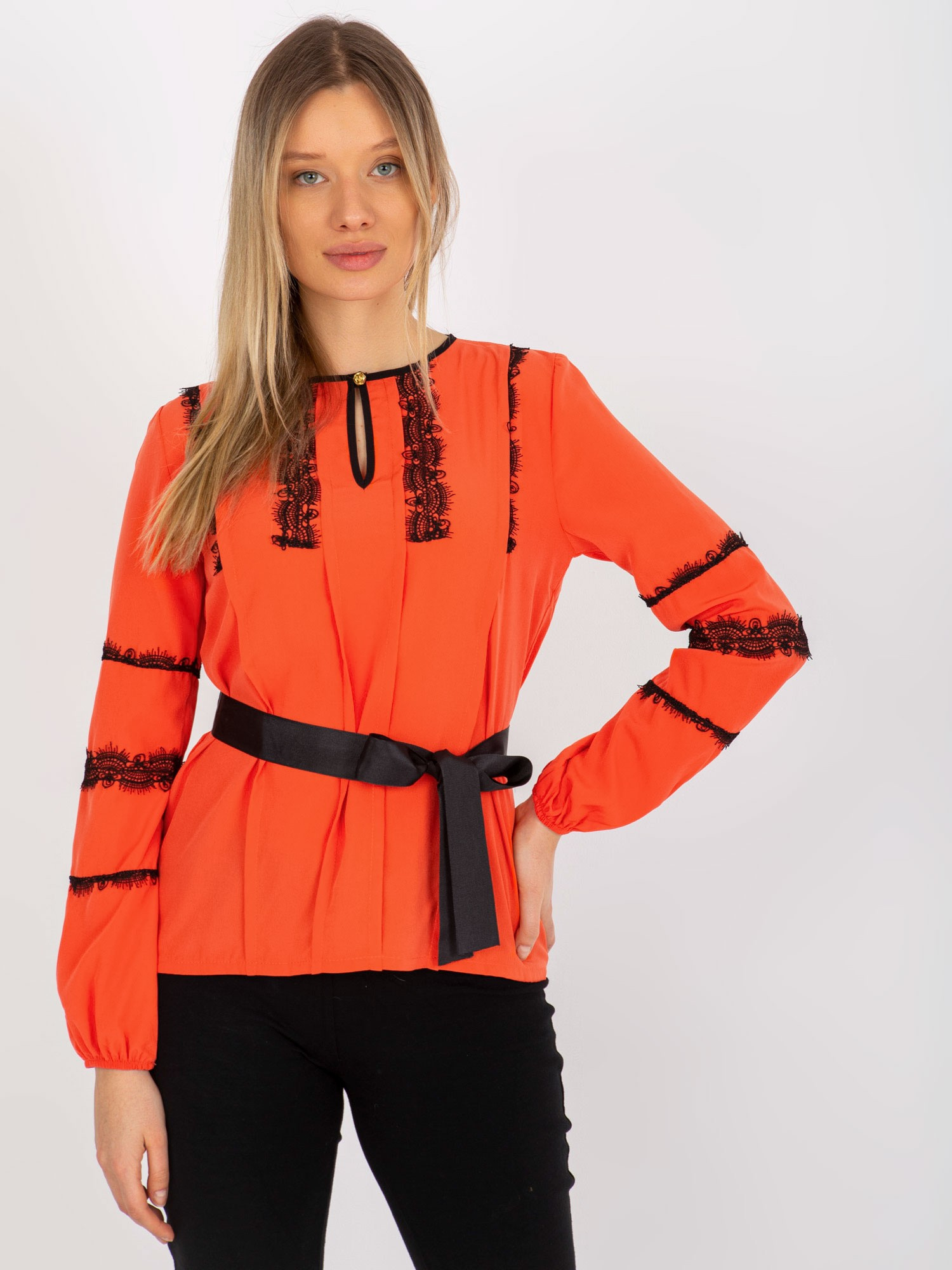 Oranžová blúzka s čipkou a opaskom LK-BZ-506122.35X-orange Veľkosť: 36