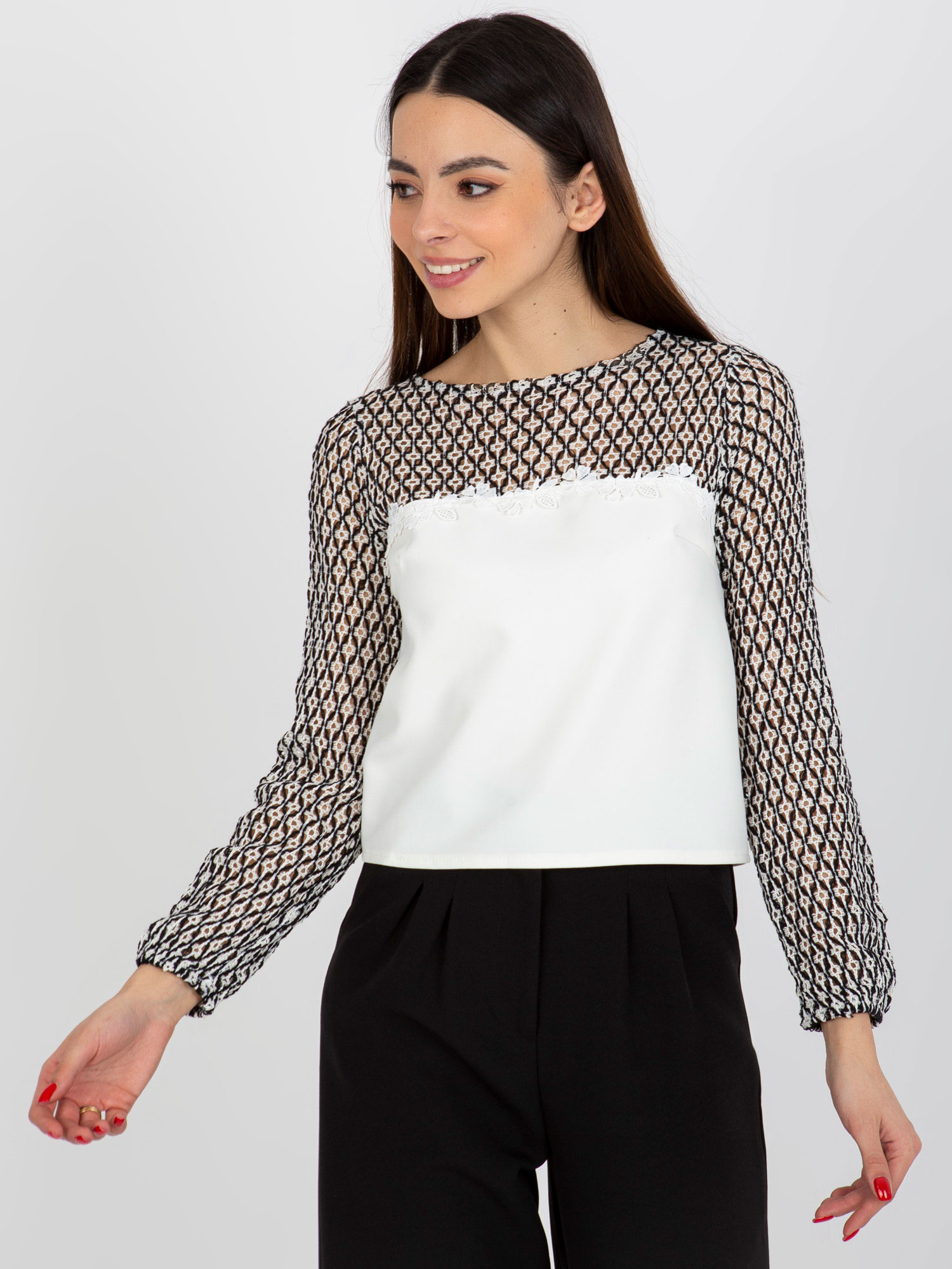 Smotanová elegantná blúzka s dlhým rukávom LK-BZ-506085-1.15X-ecru Veľkosť: 38