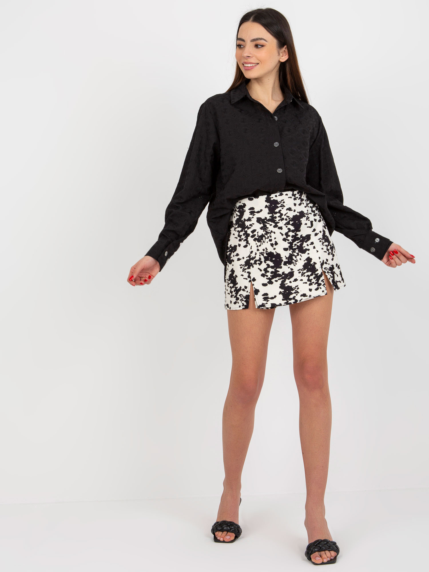 Čierna vyšívaná oversize košeľa LK-KS-508925.23P-black Veľkosť: L/XL