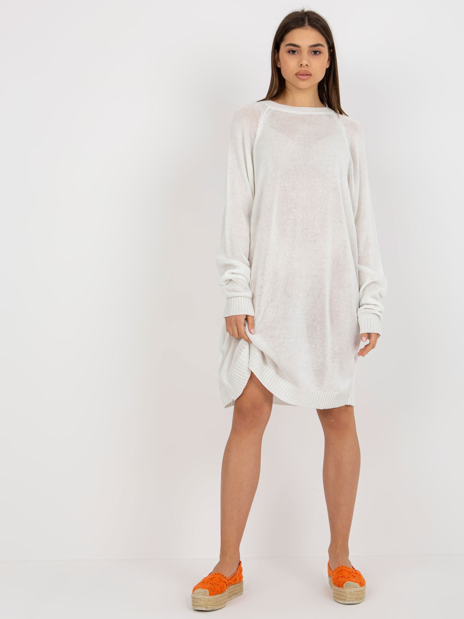 Bílé svetrové oversize šaty BA-SW-9005.36P-white Veľkosť: ONE SIZE