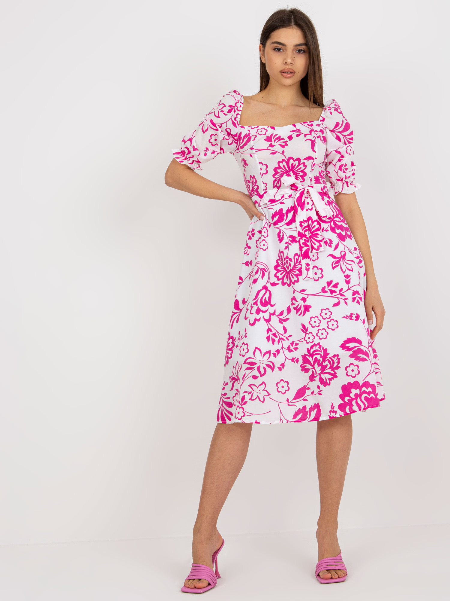 Fuchsiové kvetované midi šaty s pásikom LK-SK-508944.45P-fuchsia Veľkosť: 40