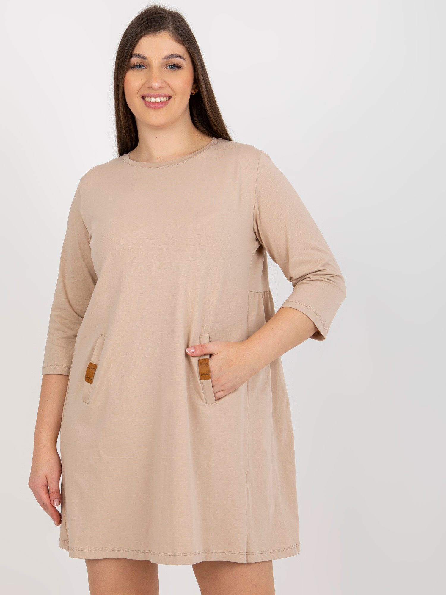 TMAVOBÉŽOVÉ MINI ŠATY S VRECKAMI -RV-SK-6274.36P-DARK BEIGE Veľkosť: S/M