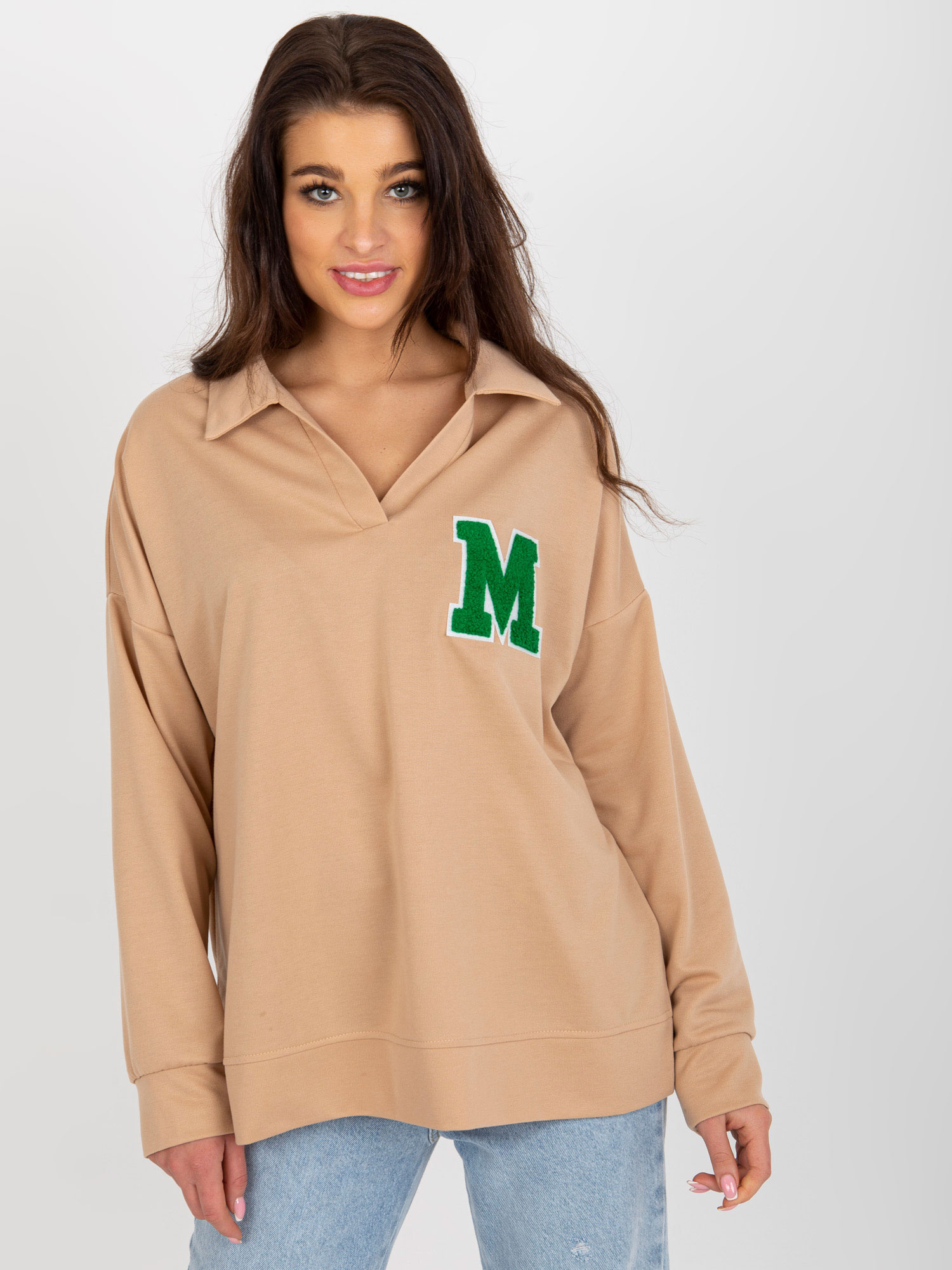 Svetlohnedé oversize tričko s nášivkou LK-BZ-509270.43-camel Veľkosť: ONE SIZE