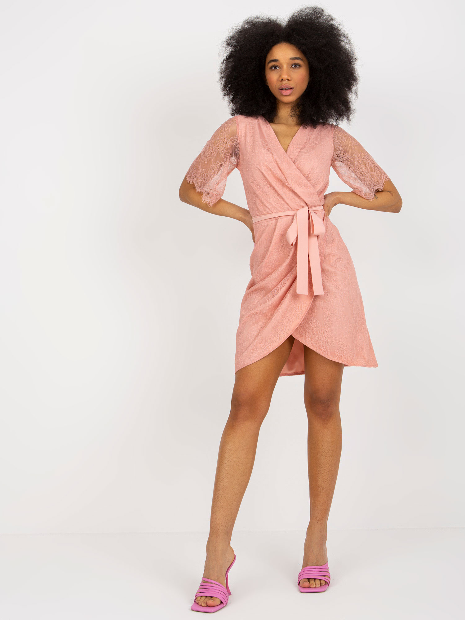 Tmavoružové krajkové mini šaty s opaskom LK-SK-508643.38X-dark pink Veľkosť: 36