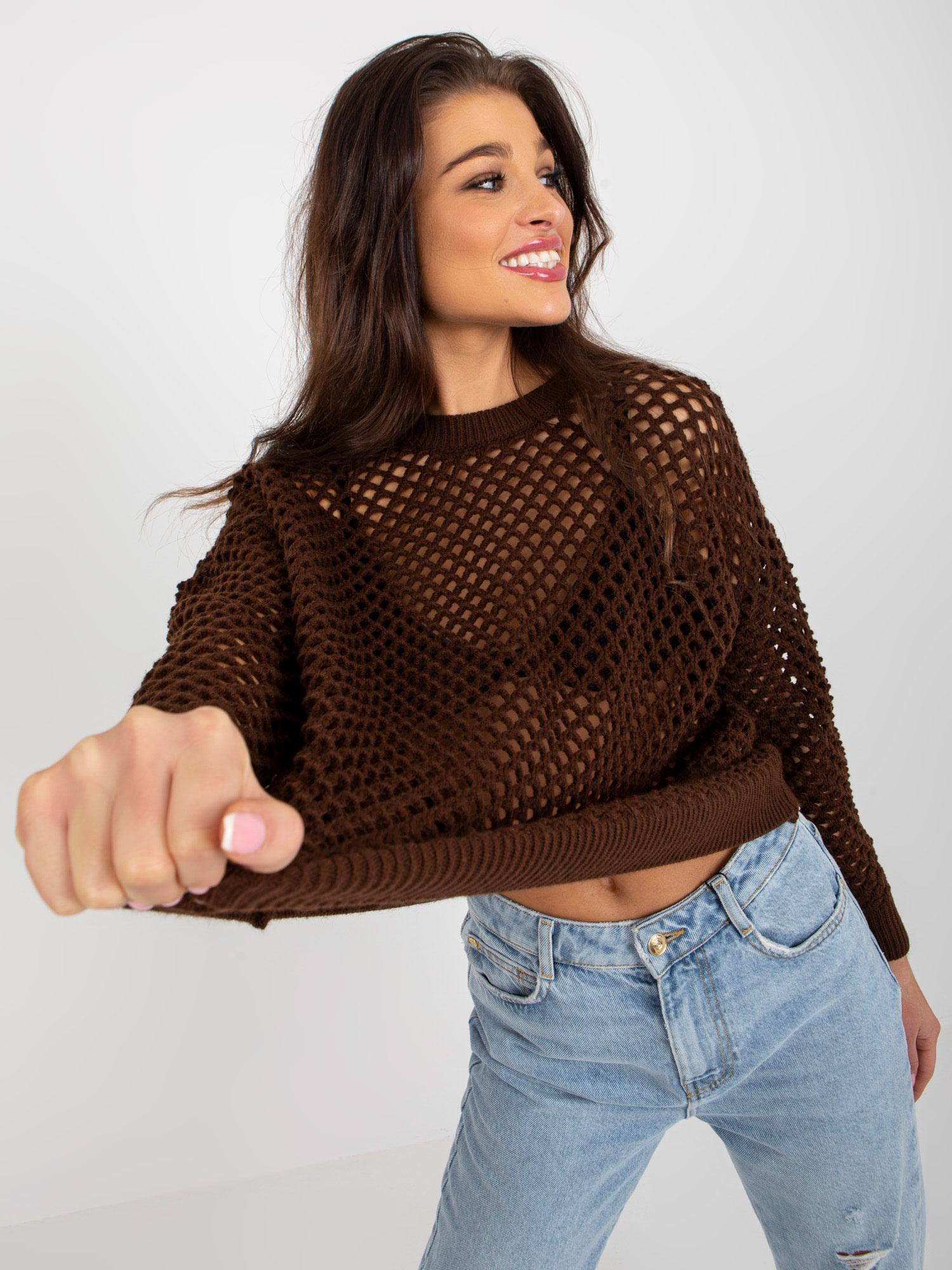Hnedý dierovaný sveter BA-SW-9006.38P-brown Veľkosť: ONE SIZE