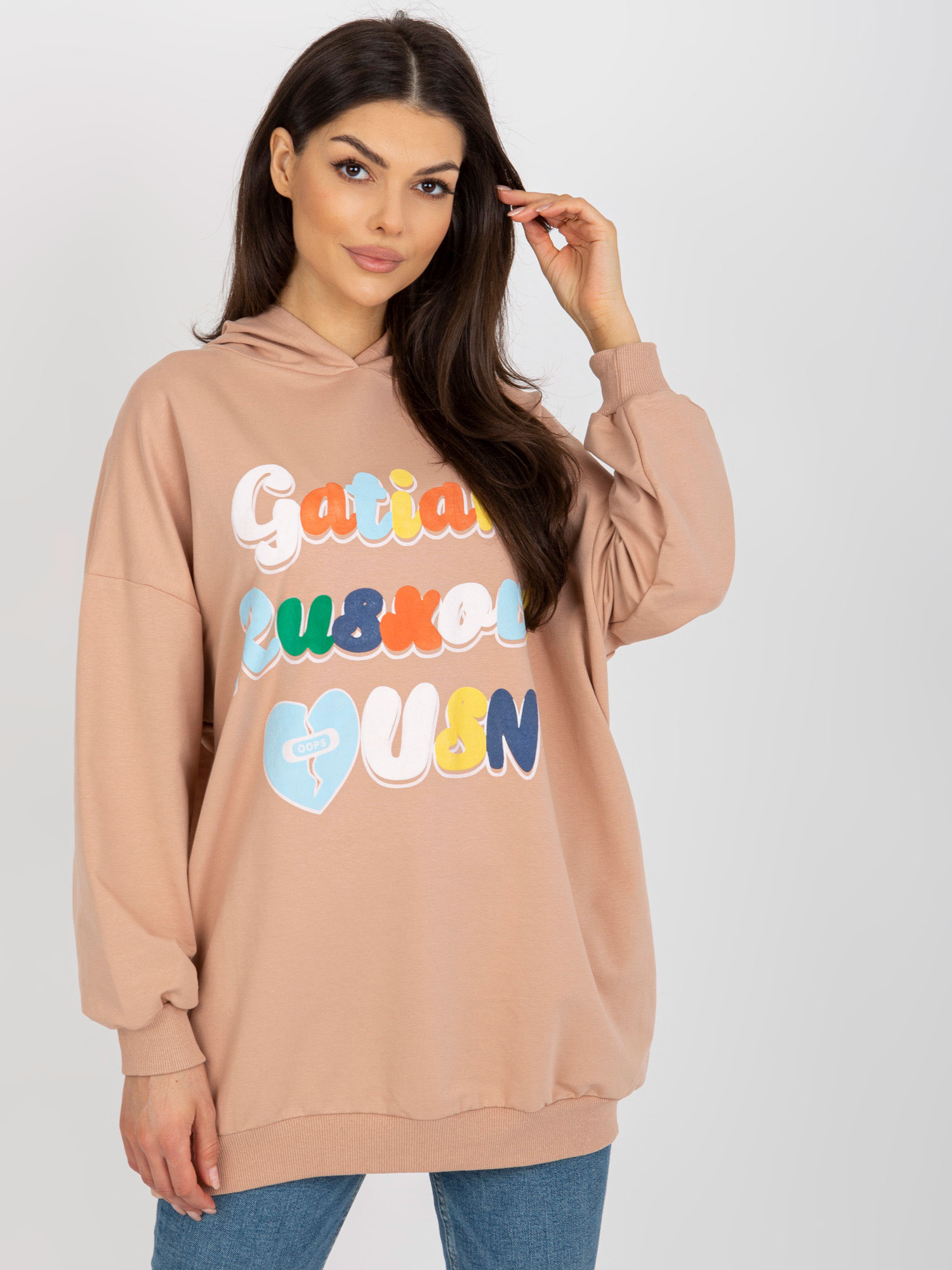 Svetlohnedá dlhšia mikina s farebným nápisom FA-BL-8117.48-camel Veľkosť: ONE SIZE