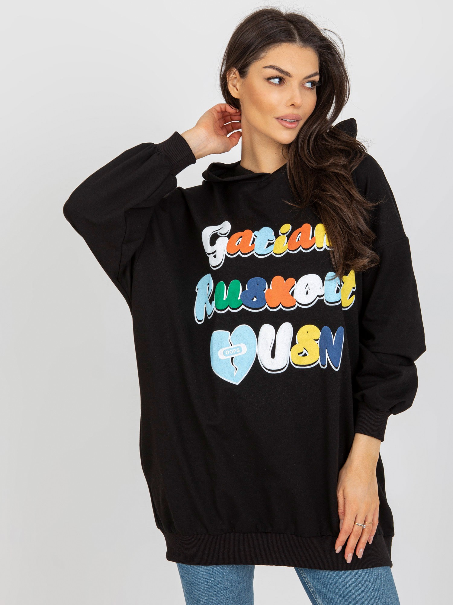 Čierna dlhšia mikina s farebným nápisom FA-BL-8117.48-black Veľkosť: ONE SIZE