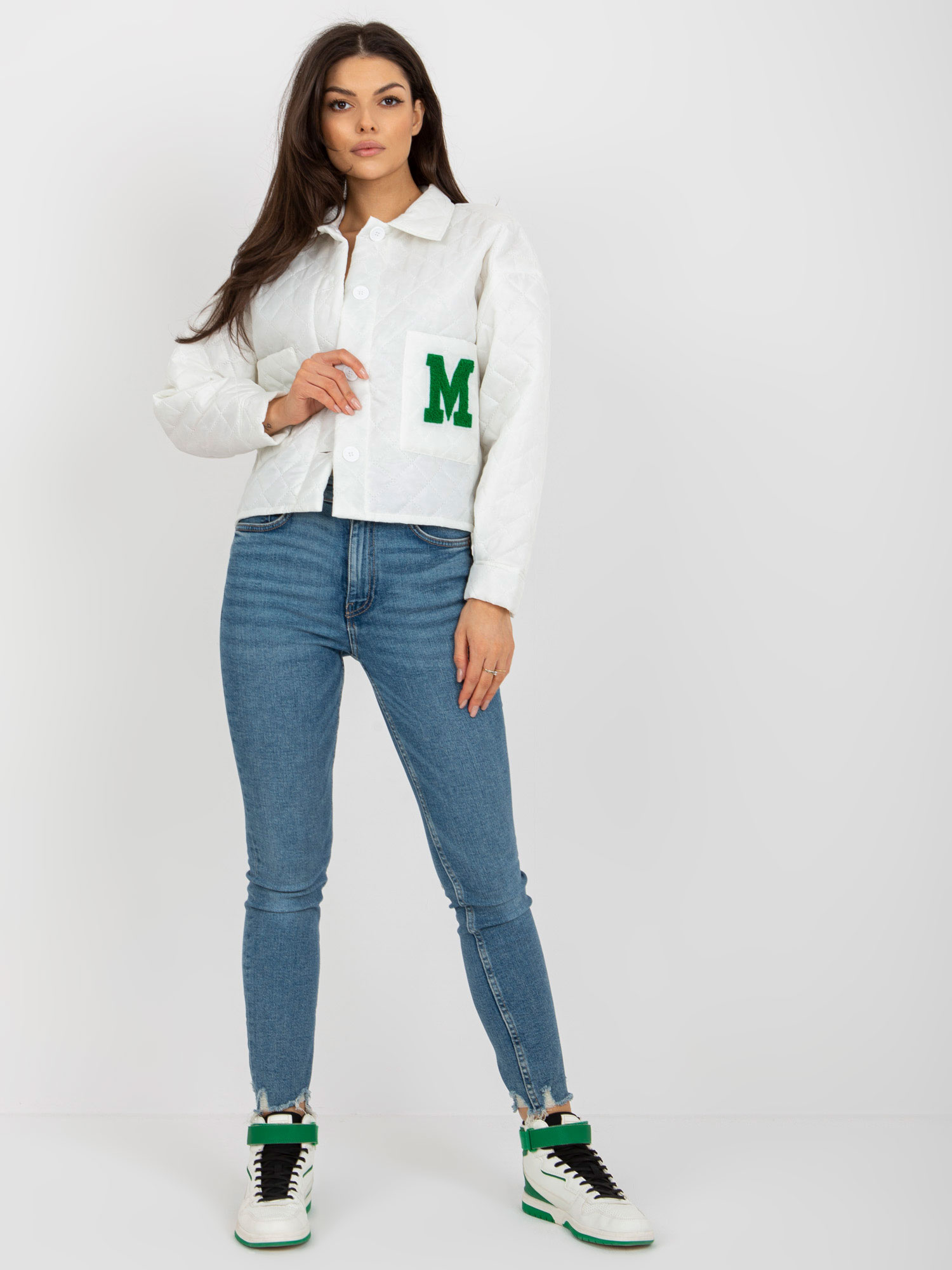 Smotanová prešívaná prechodná bunda s nášivkou LK-KR-509267.15P-ecru Veľkosť: ONE SIZE