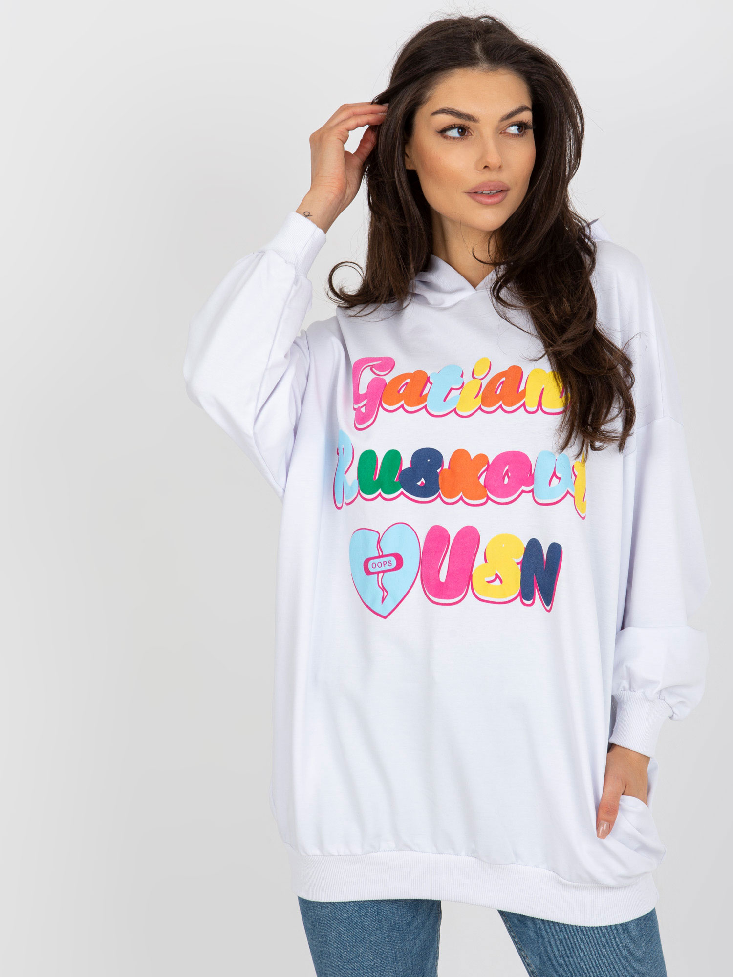 Biela dlhšia mikina s farebným nápisom FA-BL-8117.48-white Veľkosť: ONE SIZE