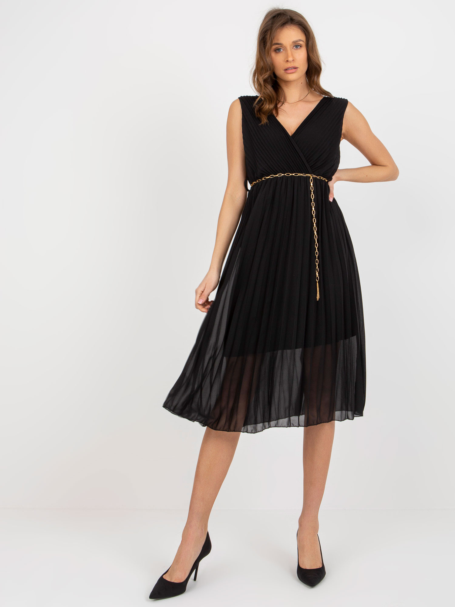 Čierne plisované midi šaty s retiazkovým pásikom DHJ-SK-13168.21X-black Veľkosť: ONE SIZE