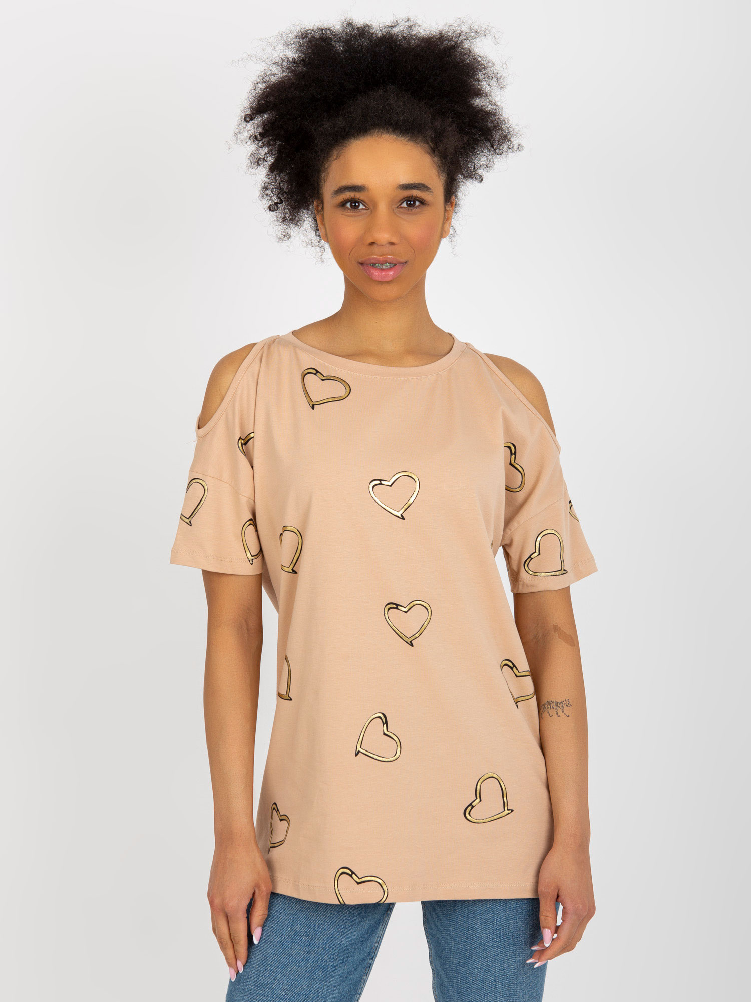 Béžové tričko so srdiečkami a s odhalenými ramenami -FA-BZ-8452.77-beige Veľkosť: ONE SIZE