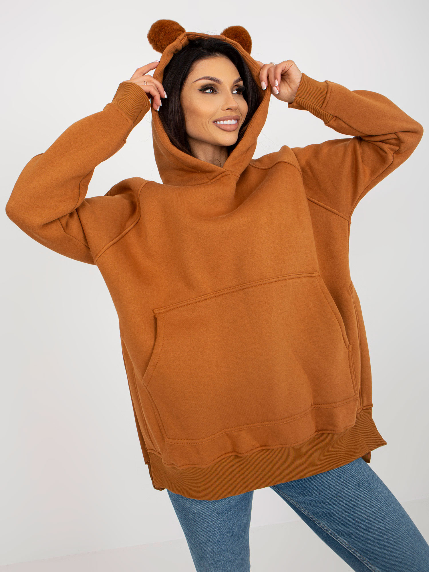 Svetlohnedá oversize mikina s klokaním vreckom a brmbolcami EM-BL-728.08-light brown Veľkosť: ONE SIZE