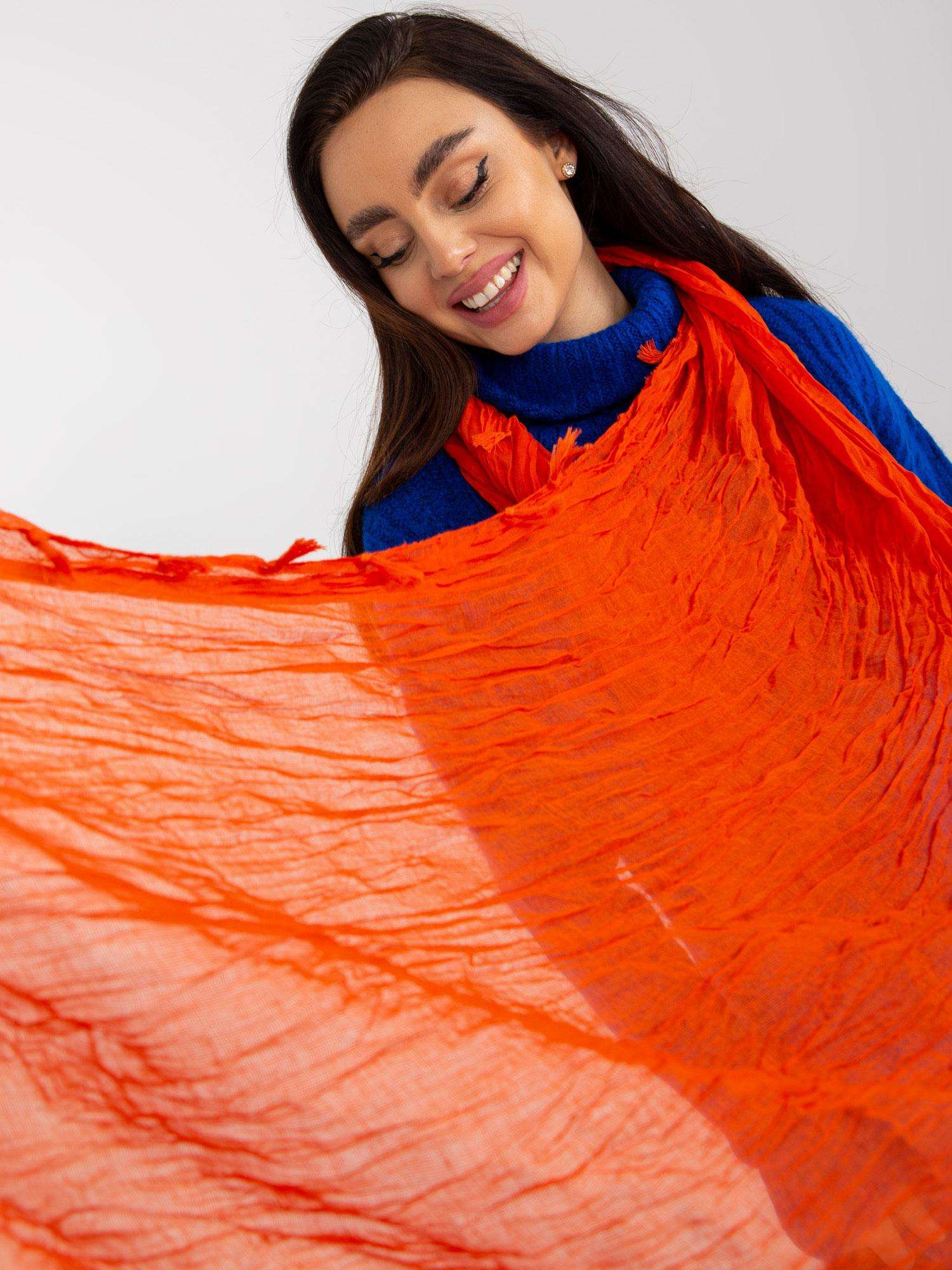 Oranžová šatka so strapcami AT-CH-S-174-orange Veľkosť: ONE SIZE