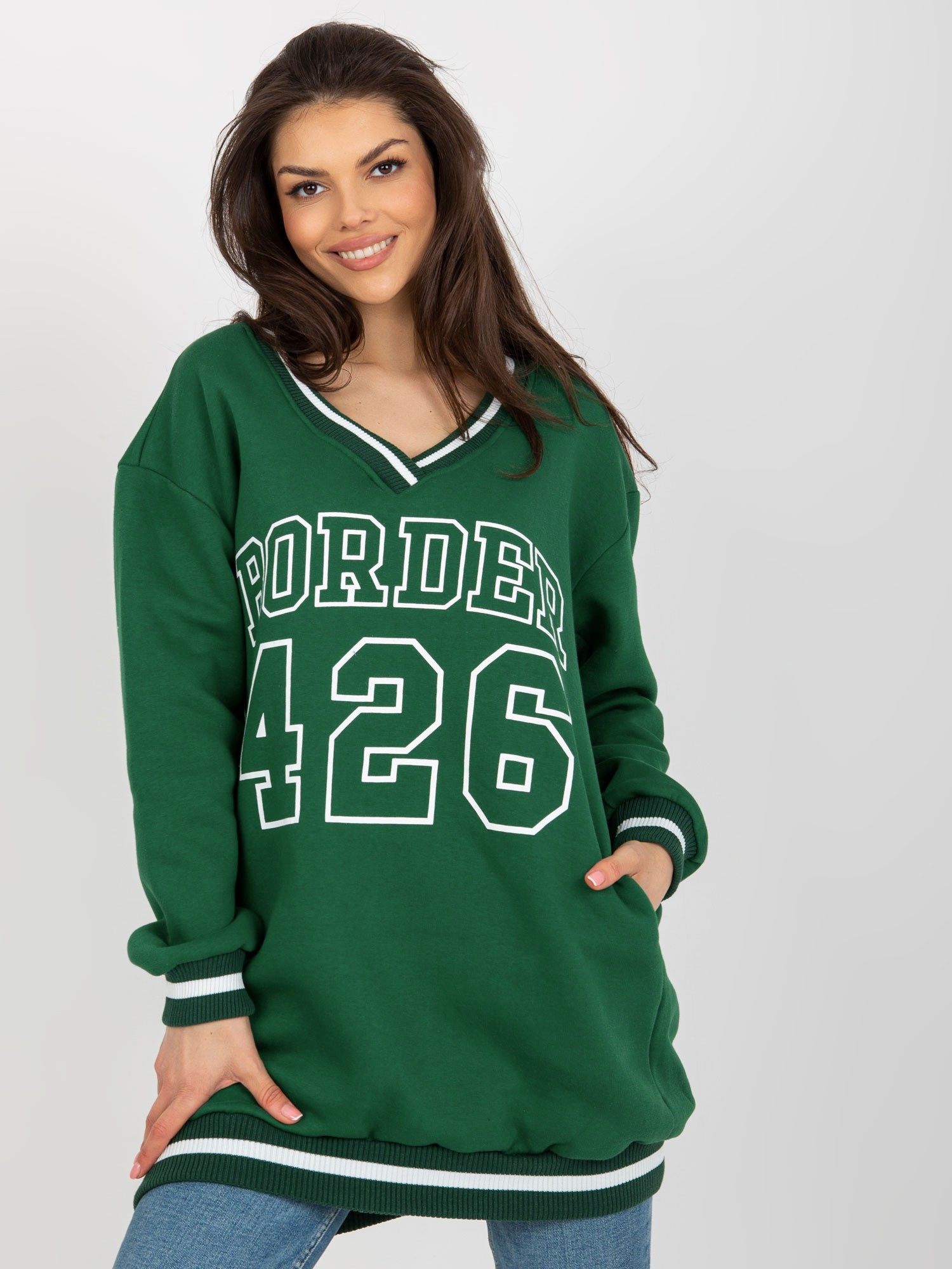 Tmavozelená dlhšia mikina s potlačou a výstrihom do V EM-BL-776.19-dark green Veľkosť: ONE SIZE