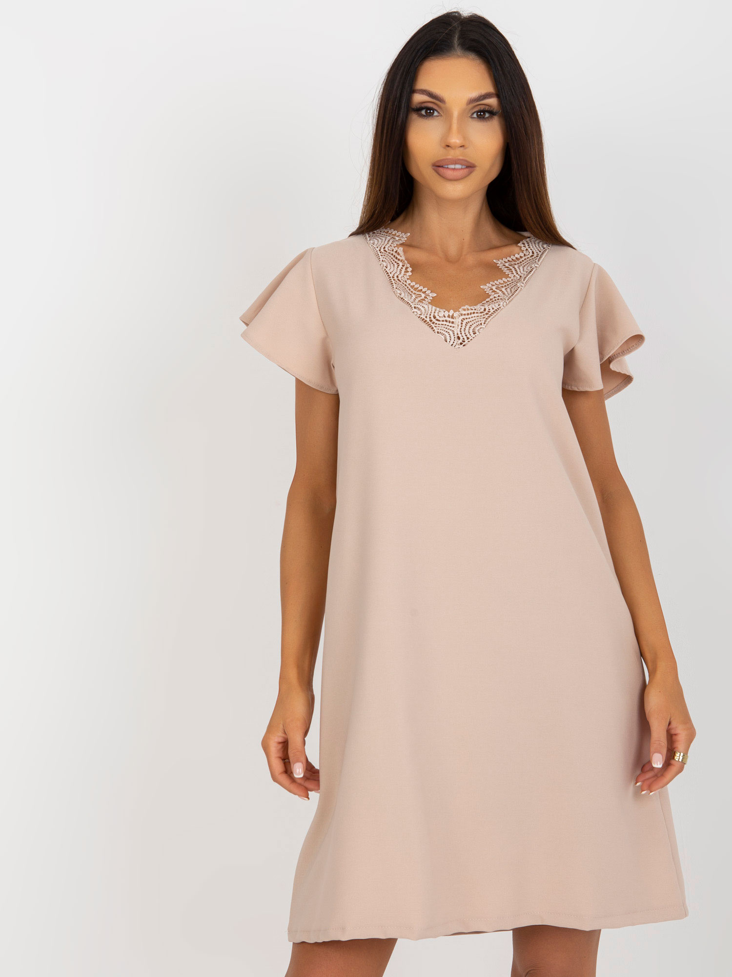 Béžové koktejlové elegantné minišaty s čipkou WN-SK-VE45.09-beige Veľkosť: S
