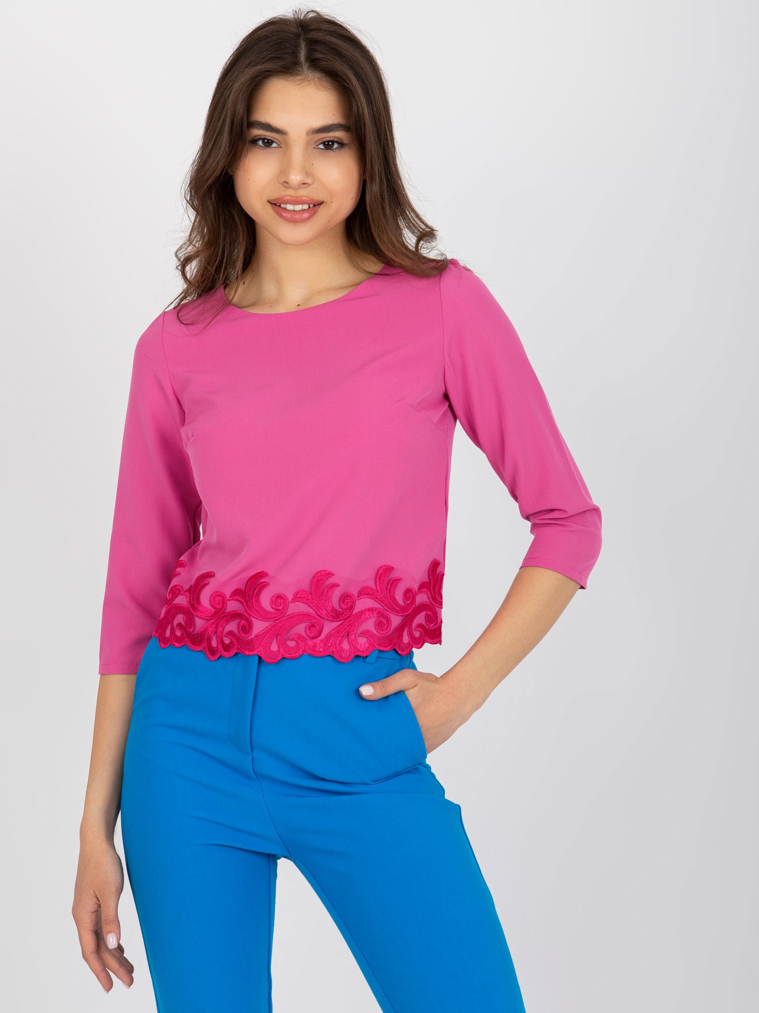 Tmavoružová elegantná krátka blúzka s 3/4 rukávom LK-BZ-505970.33P-dark pink Veľkosť: 36