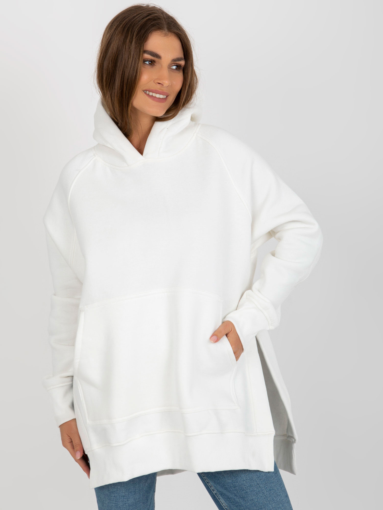 Smotanová oversize mikina s klokaním vreckom a brmbolcami EM-BL-728.08-ecru Veľkosť: ONE SIZE