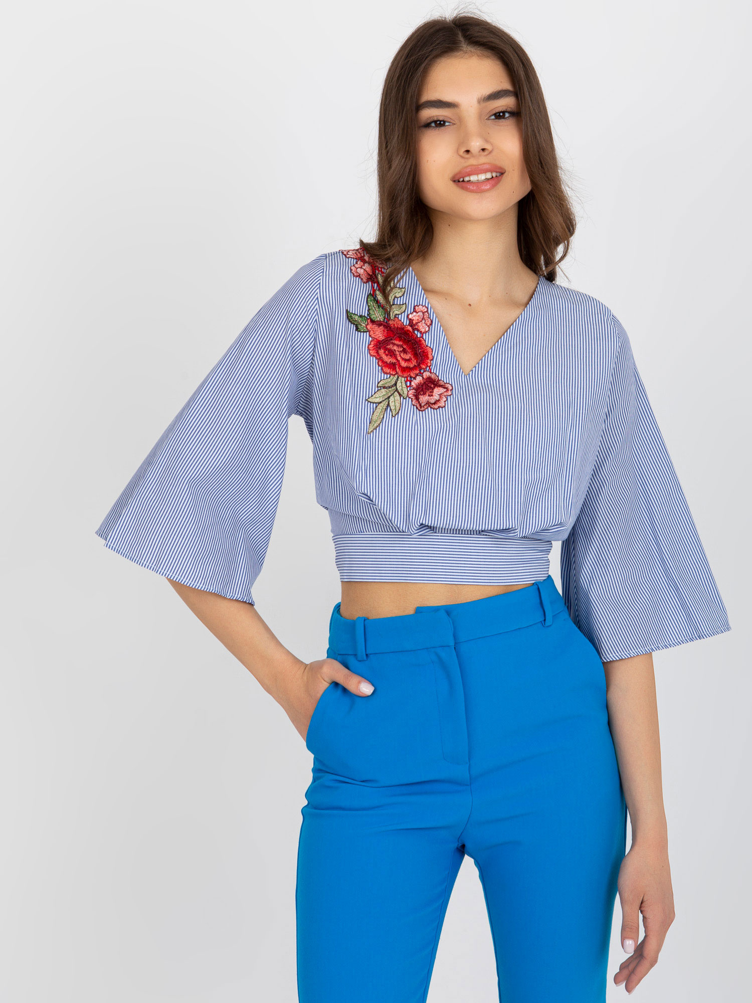 Bielo-tmavomodrá pruhovaná blúzka s 3/4 rukávom a zadným viazaním LK-BZ-506243.78-white-dark blue Veľkosť: 36