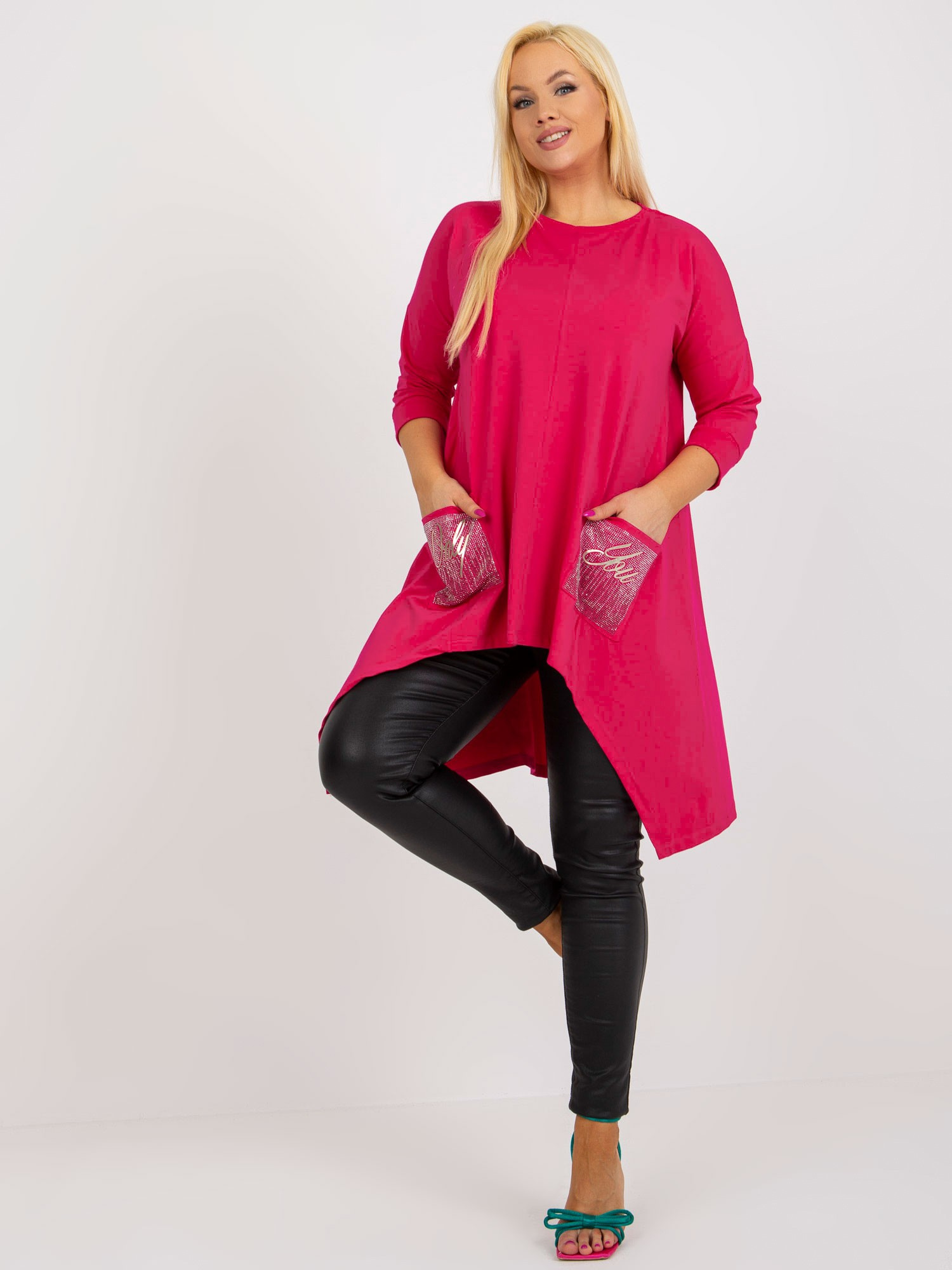 Fuchsiová asymetrická tunika s kamienkami na vreckách RV-BZ-8533.04-fuchsia Veľkosť: ONE SIZE