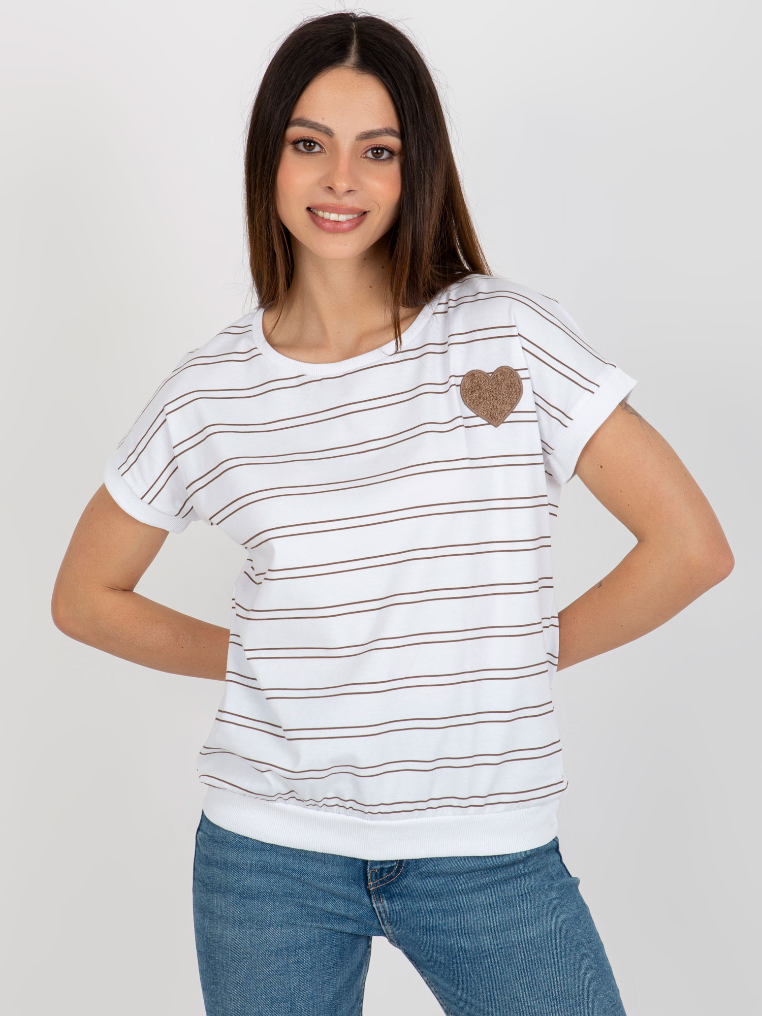 Bielo-hnedé pruhované tričko so srdiečkom -RV-BZ-8619.94 Veľkosť: L/XL