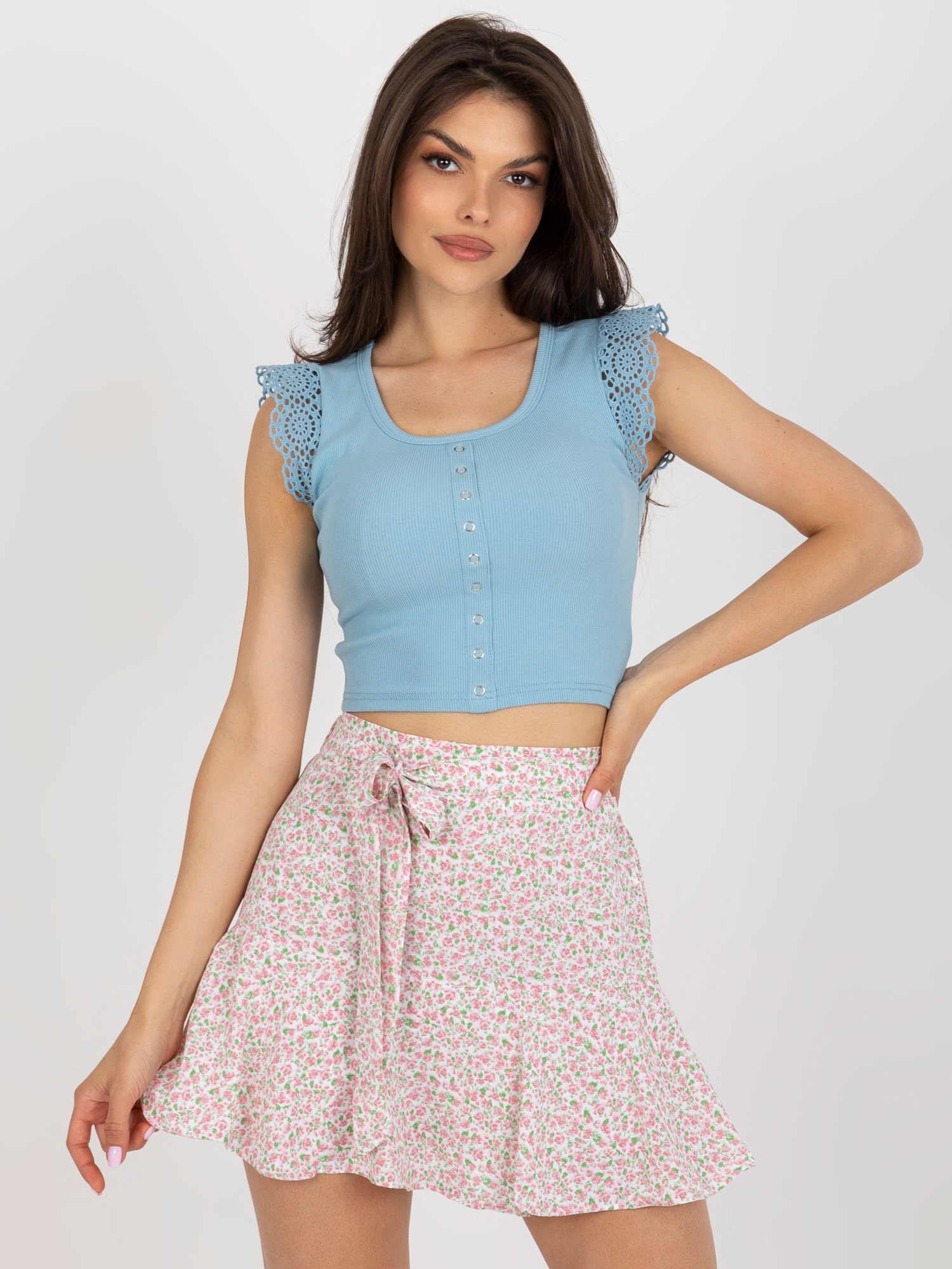 Svetlomodrá krátka rebrovaná blúzka s čipkou NM-BZ-L55024.21-light blue Veľkosť: ONE SIZE