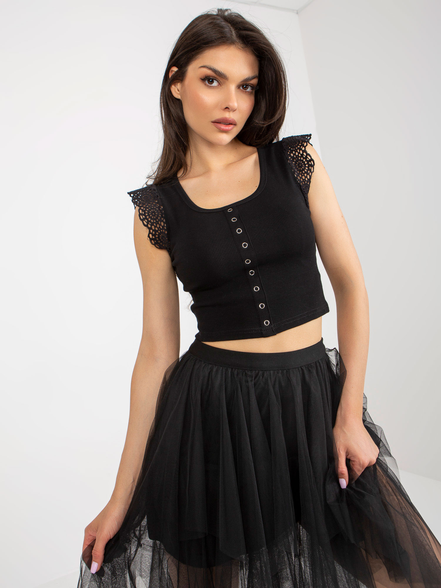 Čierna krátka rebrovaná blúzka s čipkou NM-BZ-L55024.21-black Veľkosť: ONE SIZE