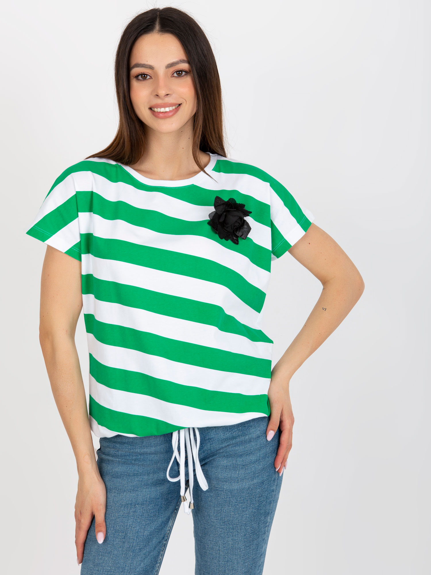Bielo-zelené pruhované tričko s brošňou RV-BZ-8741.93-white-green Veľkosť: ONE SIZE