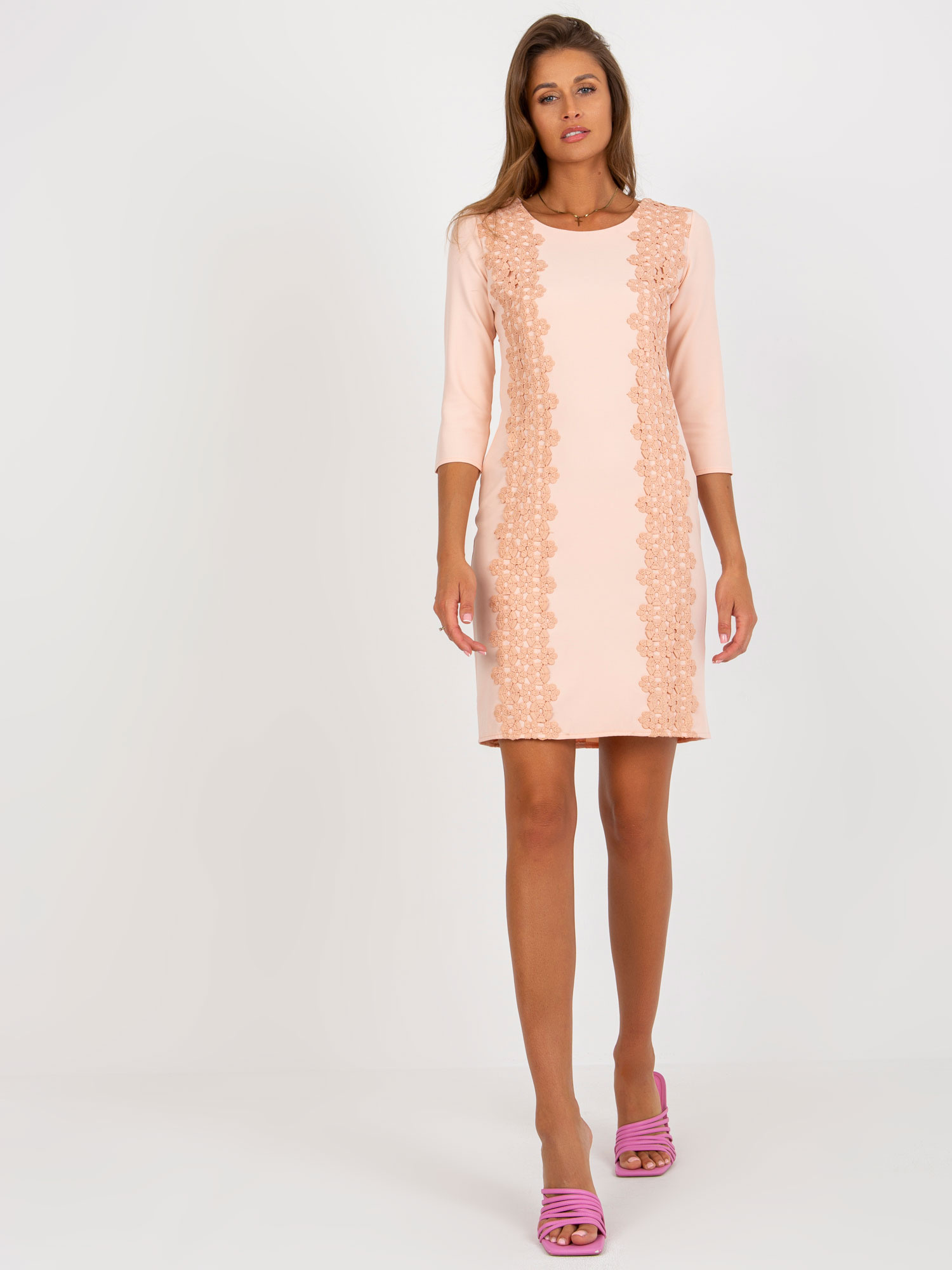 Broskyňové šaty s čipkou LK-SK-506583.21P-peach Veľkosť: 36